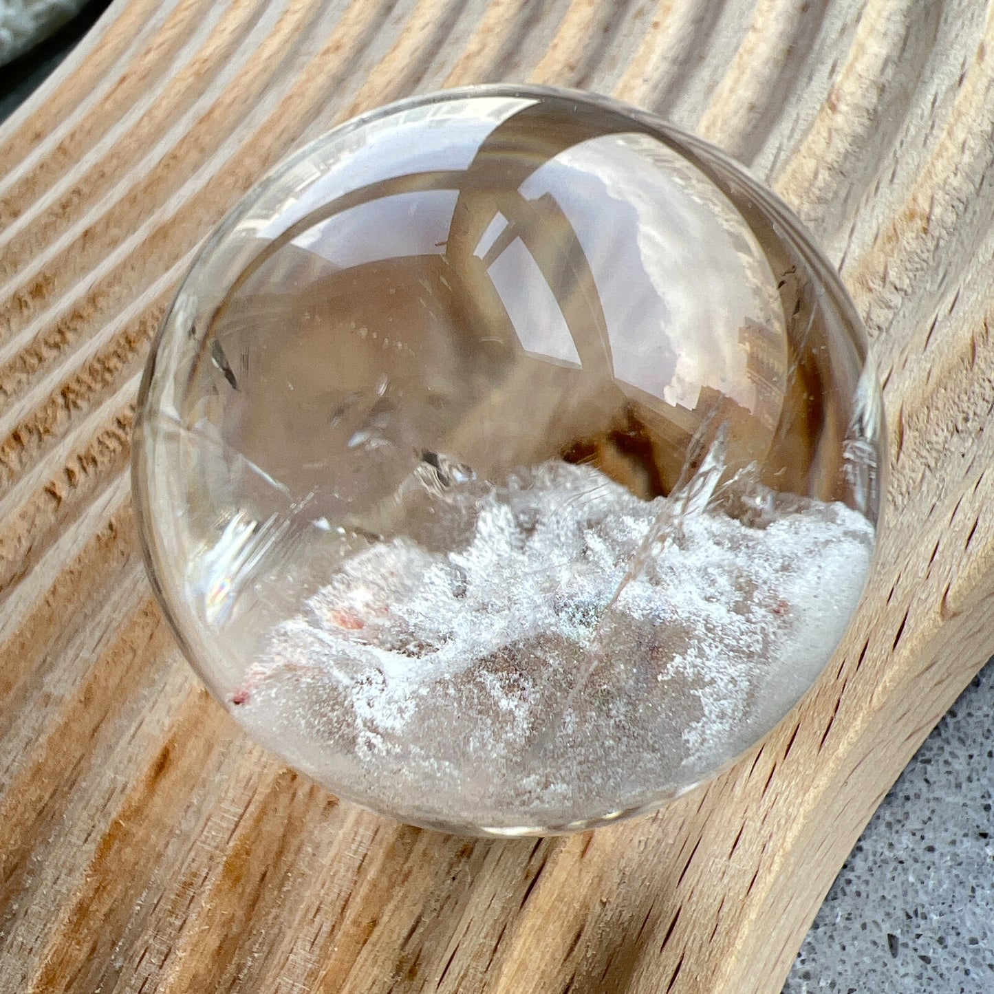 白幽靈

-淨化個人氣場

-提升記憶力

&nbsp;

白水晶

-「水晶之王」，是萬用療癒石

-能淨化四周負性能量

-釋放負能量，平衡內心的焦慮不安

-鎮定安神之效，開發智慧

-提升自我肯定，提升正能量

-幫助集中注意力，有助讀書求學