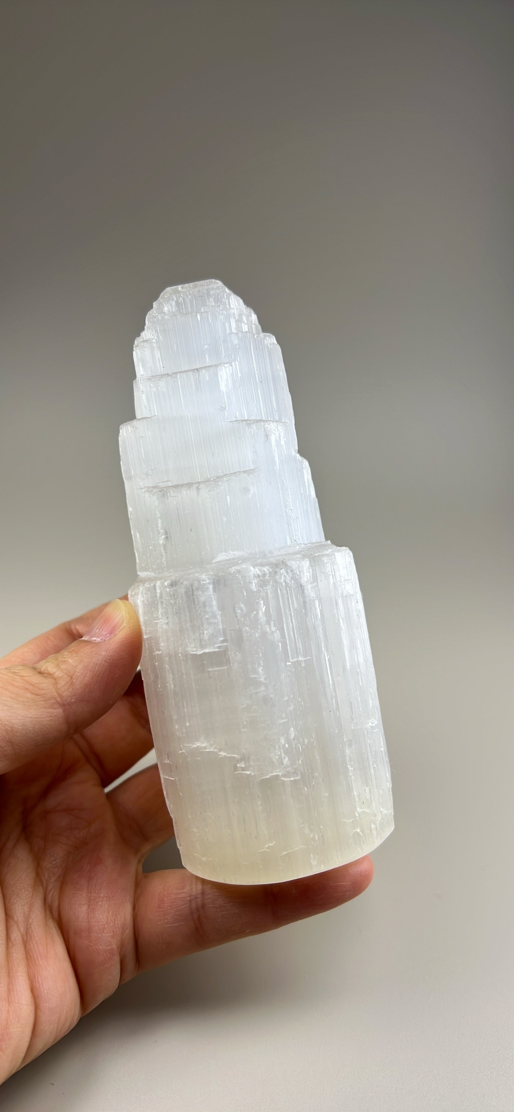 石膏柱

✨ 讓心靈與水晶一起深呼吸：居家必備「能量充電站」透石膏柱 ✨

每天在外奔波，不僅身體會累，隨身配戴的水晶手串也會吸收不少負能量。想為它們恢復光彩，卻覺得消磁過程太麻煩？

你需要的是這根「能量清潔大師」——透石膏柱（Selenite Tower）！