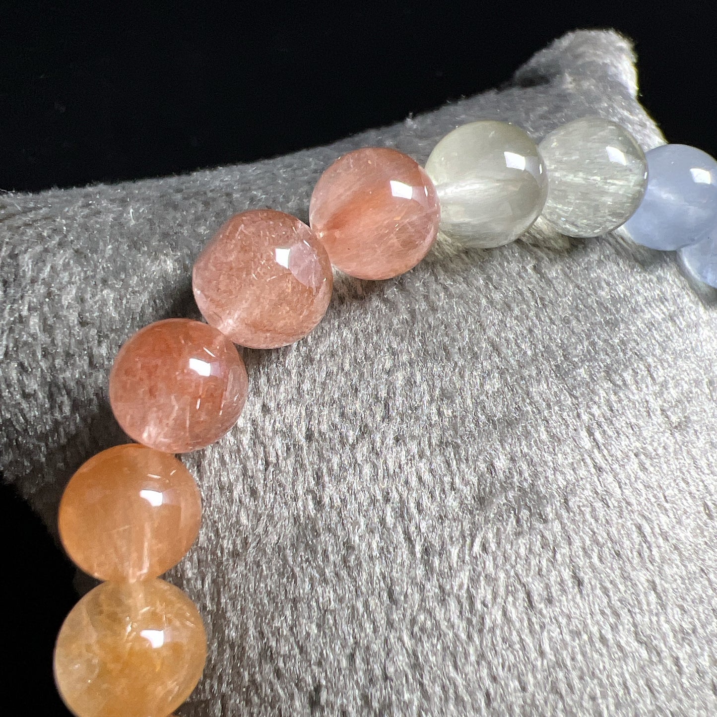 彩兔毛

兔毛水晶屬於髮晶中的一種。「兔毛」是一種商品形象名稱，是因在無色透明水晶中包含有無數的「兔毛」般髮狀礦物集合體，分佈彎曲叢生，就像兔子絨毛般細細絨絨柔柔纏繞，故稱「兔毛晶」。

-招財聚財💰

-平靜心靈，避濁氣和不潔物近身

-激發鬥志，提高自信心

-改善血液循環、調整女性荷爾蒙，舒緩女性周期不適

-消除消極情緒，化解事非