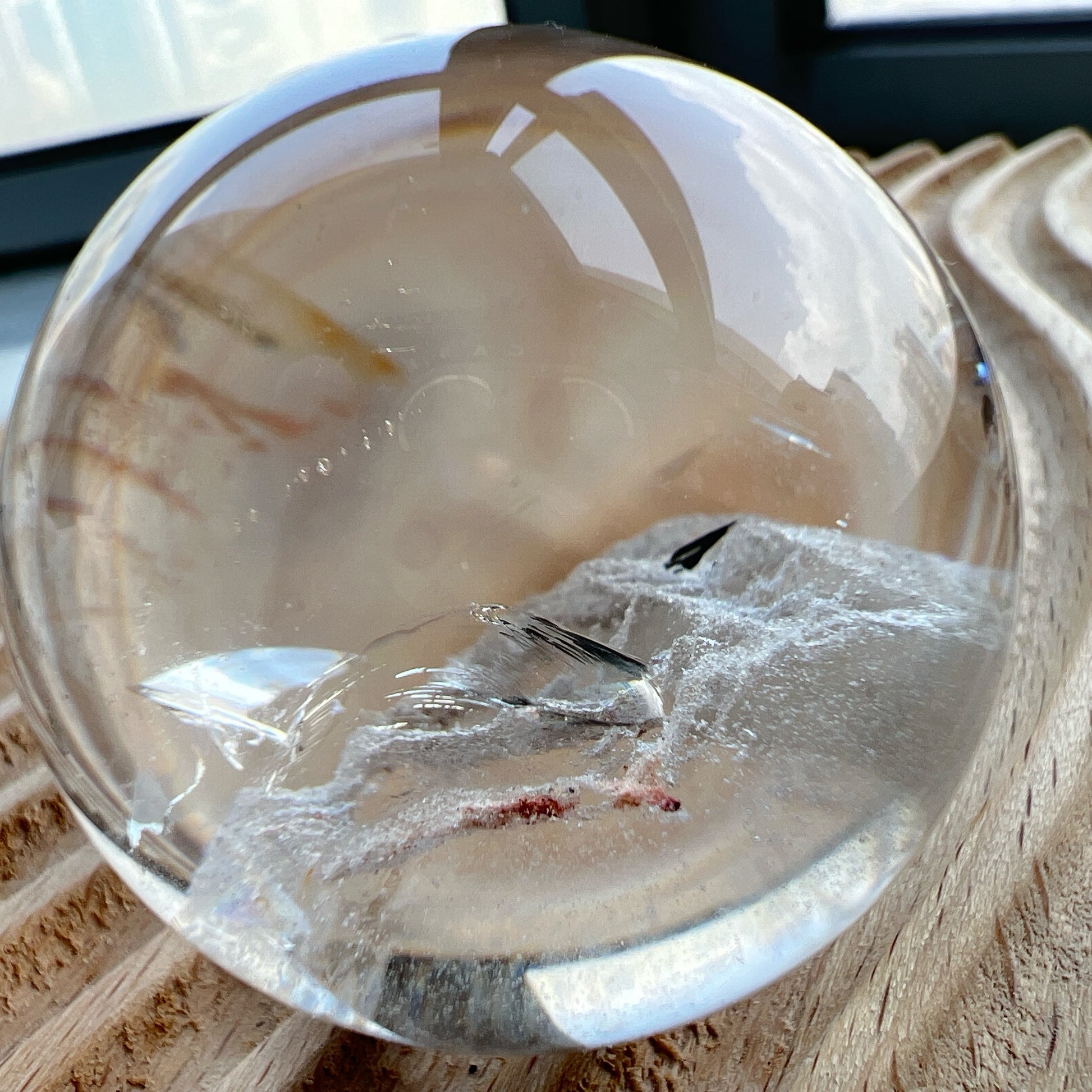 白幽靈

-淨化個人氣場

-提升記憶力

&nbsp;

白水晶

-「水晶之王」，是萬用療癒石

-能淨化四周負性能量

-釋放負能量，平衡內心的焦慮不安

-鎮定安神之效，開發智慧

-提升自我肯定，提升正能量

-幫助集中注意力，有助讀書求學