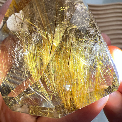 金髮晶隨形

-被譽為「財富之石💰」

-寓意吉祥如意，萬事太平

-招主財、偏財，深受商人歡迎

-幫助人找回自信，做事積極向上

-加強決策力，增加其勇氣和魄力

-有辟邪功效
