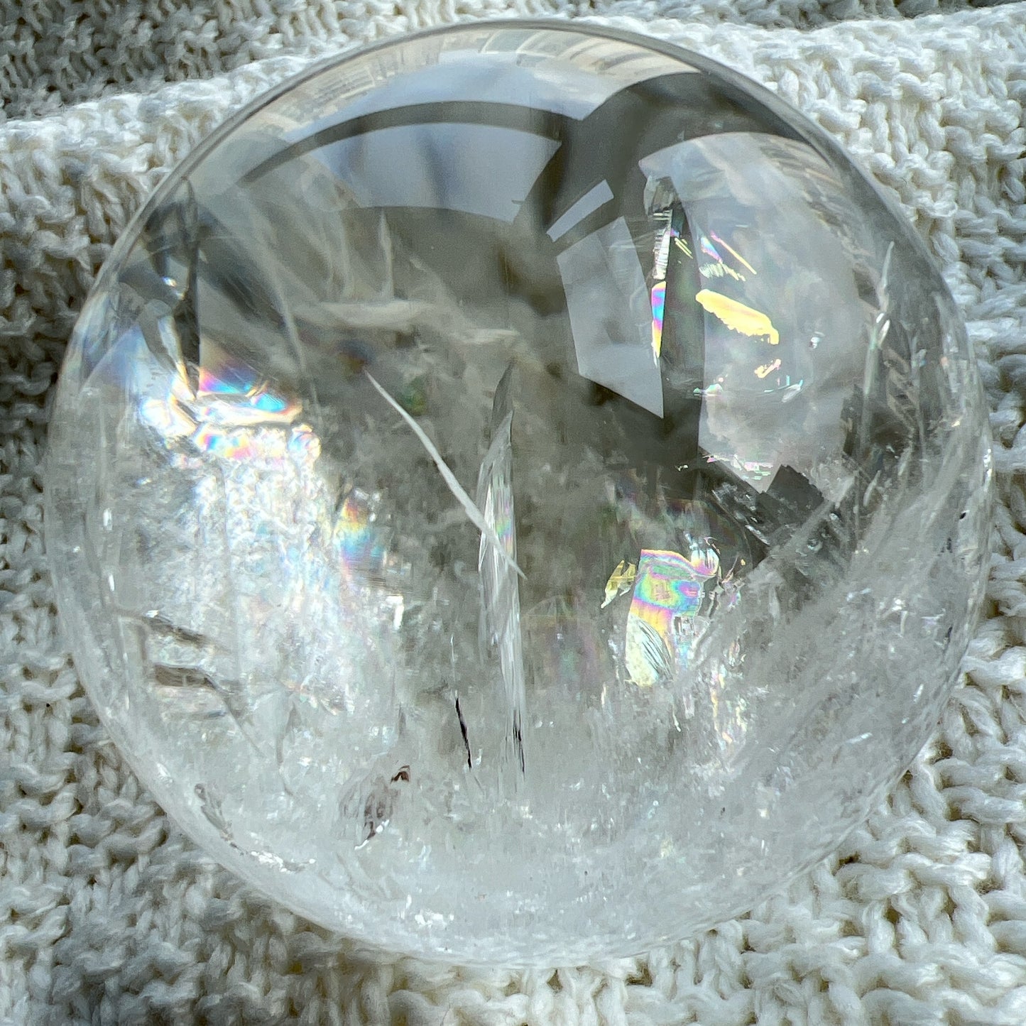 彩虹白水晶球

靜靜地看著，可以令煩悶的情緒暫時放下，享受寧靜的一刻😊

-「水晶之王」，是萬用療癒石

-能淨化四周負性能量

-釋放負能量，平衡內心的焦慮不安

-鎮定安神之效，開發智慧

-提升自我肯定，提升正能量

-幫助集中注意力，有助讀書求學