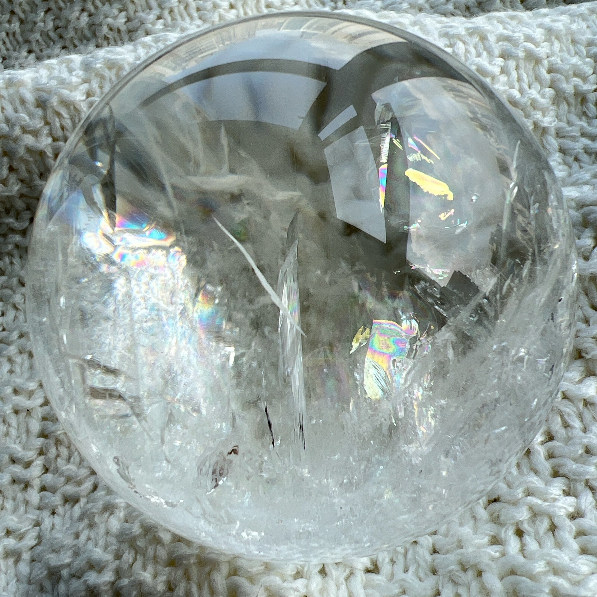 彩虹白水晶球

靜靜地看著，可以令煩悶的情緒暫時放下，享受寧靜的一刻😊

-「水晶之王」，是萬用療癒石

-能淨化四周負性能量

-釋放負能量，平衡內心的焦慮不安

-鎮定安神之效，開發智慧

-提升自我肯定，提升正能量

-幫助集中注意力，有助讀書求學