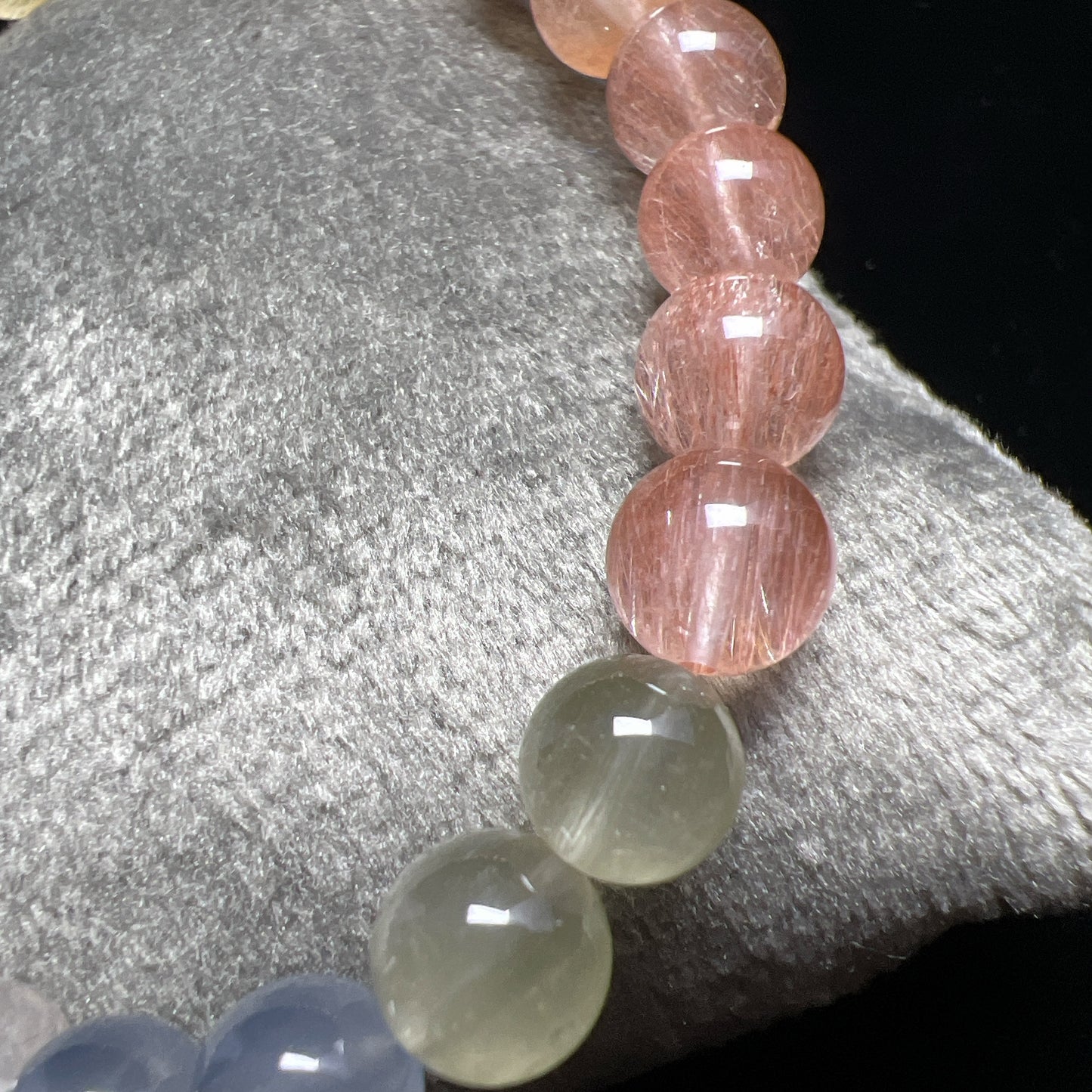 彩兔毛

兔毛水晶屬於髮晶中的一種。「兔毛」是一種商品形象名稱，是因在無色透明水晶中包含有無數的「兔毛」般髮狀礦物集合體，分佈彎曲叢生，就像兔子絨毛般細細絨絨柔柔纏繞，故稱「兔毛晶」。

-招財聚財💰

-平靜心靈，避濁氣和不潔物近身

-激發鬥志，提高自信心

-改善血液循環、調整女性荷爾蒙，舒緩女性周期不適

-消除消極情緒，化解事非