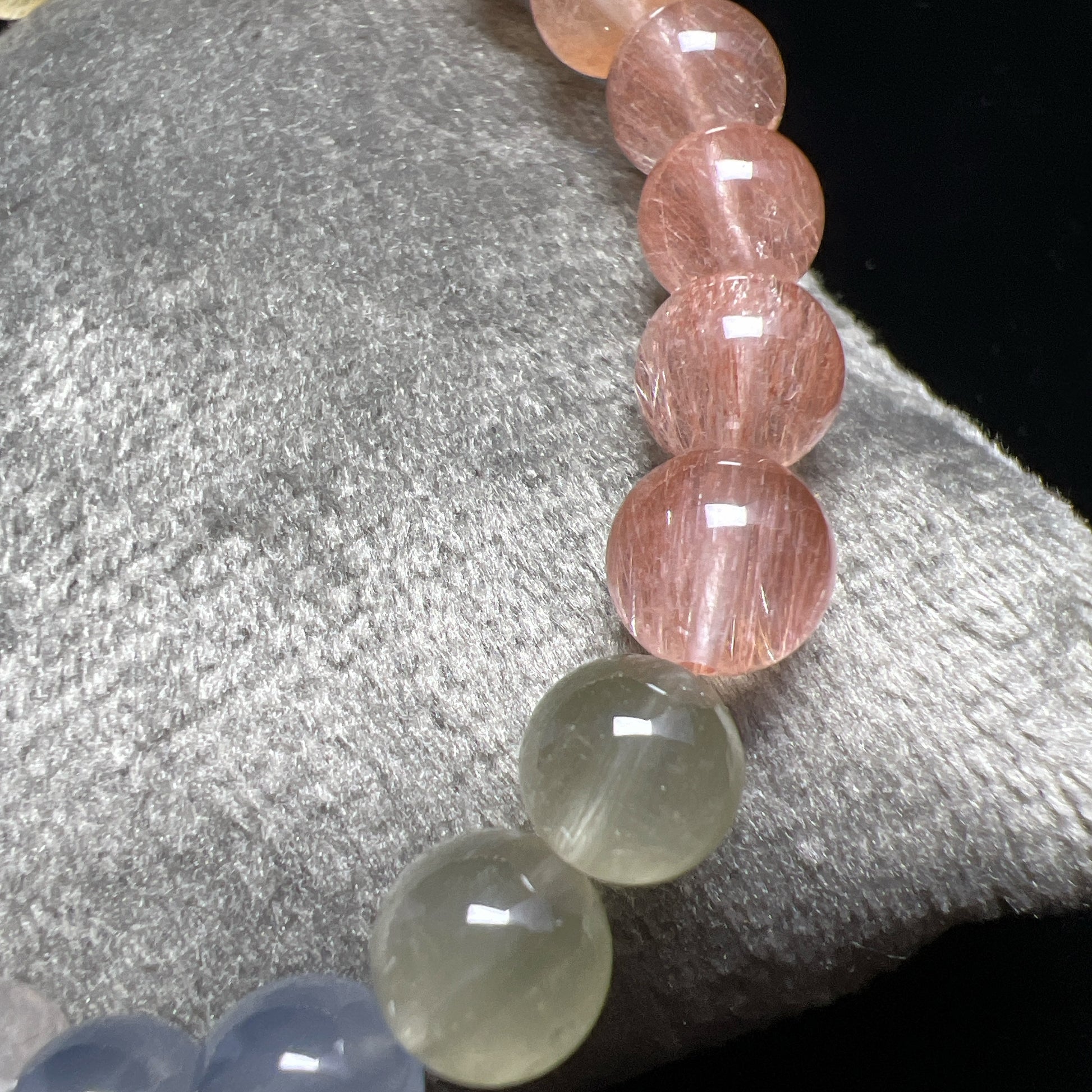 彩兔毛

兔毛水晶屬於髮晶中的一種。「兔毛」是一種商品形象名稱，是因在無色透明水晶中包含有無數的「兔毛」般髮狀礦物集合體，分佈彎曲叢生，就像兔子絨毛般細細絨絨柔柔纏繞，故稱「兔毛晶」。

-招財聚財💰

-平靜心靈，避濁氣和不潔物近身

-激發鬥志，提高自信心

-改善血液循環、調整女性荷爾蒙，舒緩女性周期不適

-消除消極情緒，化解事非
