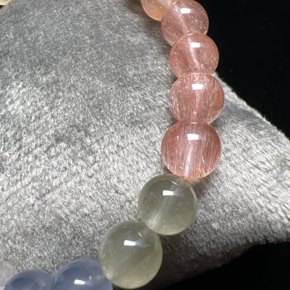 彩兔毛

兔毛水晶屬於髮晶中的一種。「兔毛」是一種商品形象名稱，是因在無色透明水晶中包含有無數的「兔毛」般髮狀礦物集合體，分佈彎曲叢生，就像兔子絨毛般細細絨絨柔柔纏繞，故稱「兔毛晶」。

-招財聚財💰

-平靜心靈，避濁氣和不潔物近身

-激發鬥志，提高自信心

-改善血液循環、調整女性荷爾蒙，舒緩女性周期不適

-消除消極情緒，化解事非