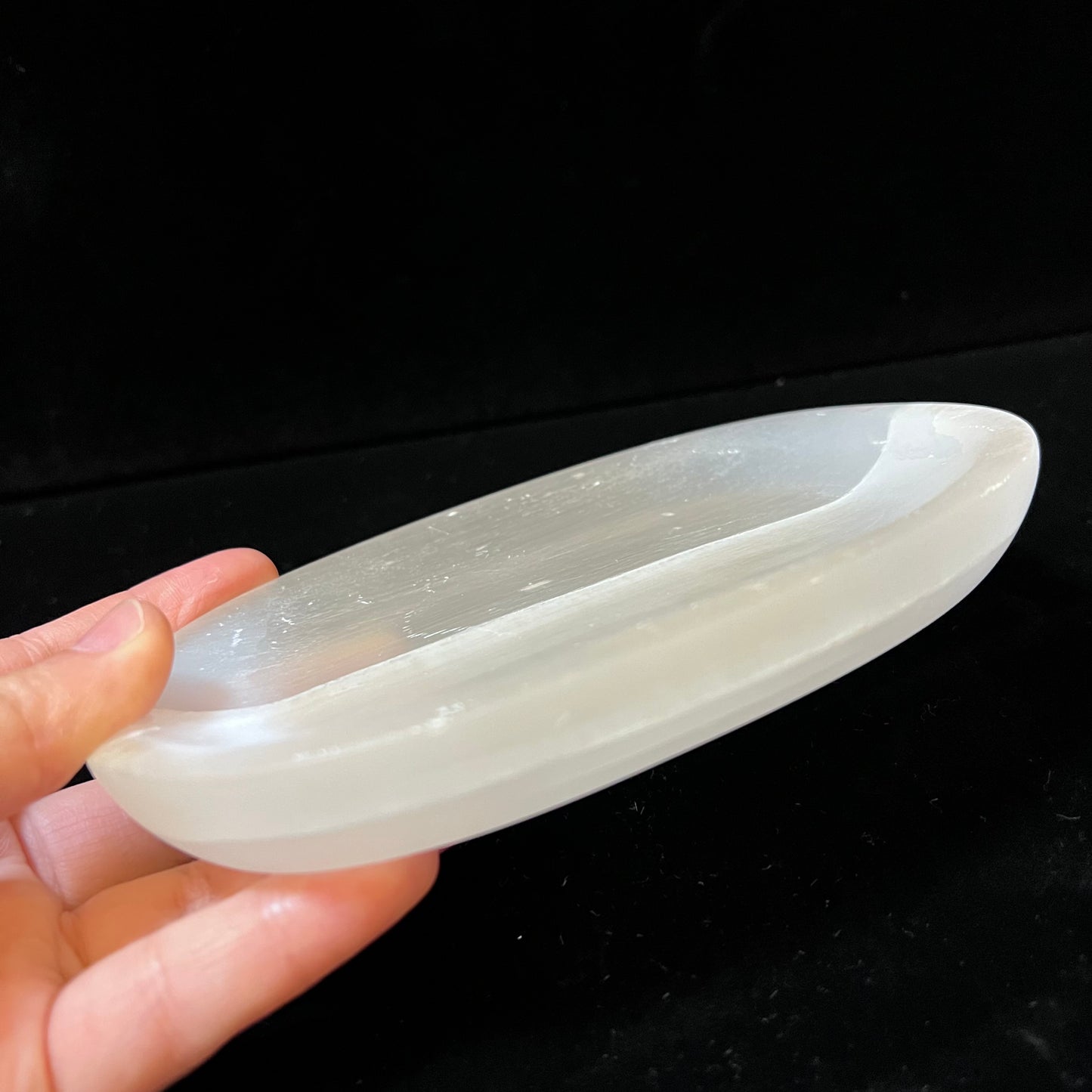 給水晶手鍊一個溫暖的家｜透石膏消磁碗

你是那種每天回家隨手放下手鍊的朋友嗎？透石膏碗不僅是優雅的裝飾，更是強大的「水晶充電座」。它擁有極高頻的振動頻率，能全天候為你的水晶飾品自動消磁，恢復晶石最純淨的能量狀態。

✨ 主要用途：

• 深層消磁： 只要將佩戴一整天的 2-3 條水晶手鍊放入碗中，即可完成淨化，無需另外加碎石。

• 空間擴展： 放置在床頭或辦公桌，有助於平復情緒，帶來清明平靜的氣場。