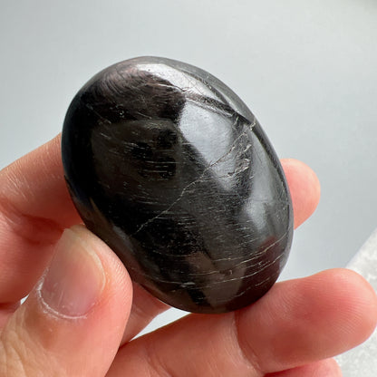 金運石/銀線石手把

金運石又名銀線石。它的英文名Hypersthene，是來自古希臘文，解作「超強力」的意思。它於古埃及時期已為皇室貴族所擁有的幸運之石，具辟邪擋災及招財之效。

&nbsp;亮黑的金運石在光線的照射下，閃耀著銀線紋理及金屬線眼的光輝

-辟邪化煞，保平安

-招財，招好運氣🍀

-消除負能量，改善情緒

-增強生命力，恢復精神和體力

-加強行動力，增強領袖魅力