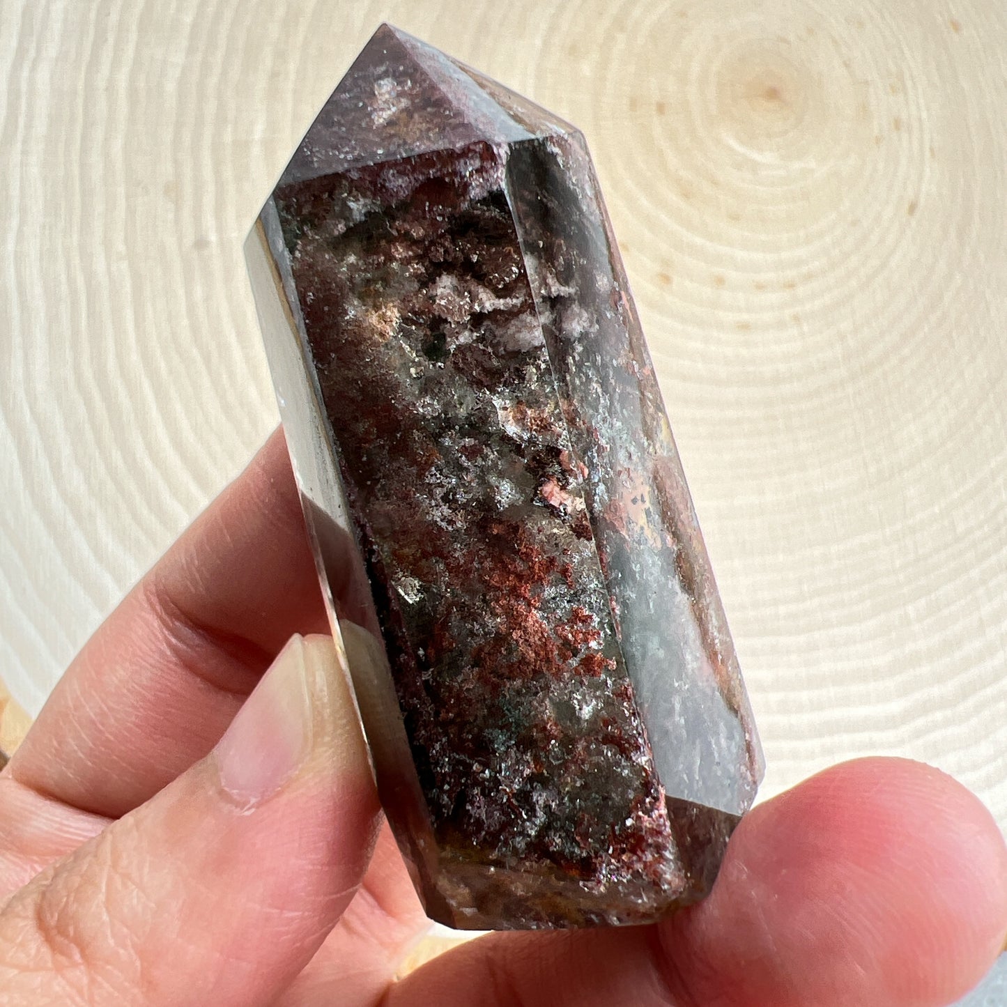 彩幽靈柱

幽靈是指內有多種顏色的火山泥或礦物質，主要有綠、紅、橙和白，包含了多種功效。

綠幽靈

-主正財，由事業，主意帶來的財富

-聚財，由辛勤努力而累積的財富

-招有助增旺事業的貴人

-平穩情緒

紅幽靈

-增加包容心與同理心

-增加理解力與包容能力

-招財的功效

-緩解疲憊，放鬆情緒

白幽靈

-淨化個人氣場

-提升記憶力