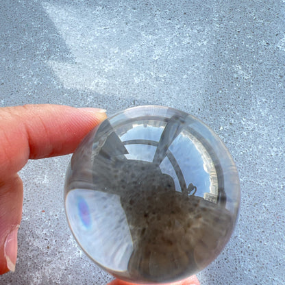 Clear Quartz Sphere 白水晶球

靜靜地看著，可以令煩悶的情緒暫時放下，享受寧靜的一刻😊

-「水晶之王」，是萬用療癒石

-能淨化四周負性能量

-釋放負能量，平衡內心的焦慮不安

-鎮定安神之效，開發智慧

-提升自我肯定，提升正能量

-幫助集中注意力，有助讀書求學

Diameter : 42.6mm