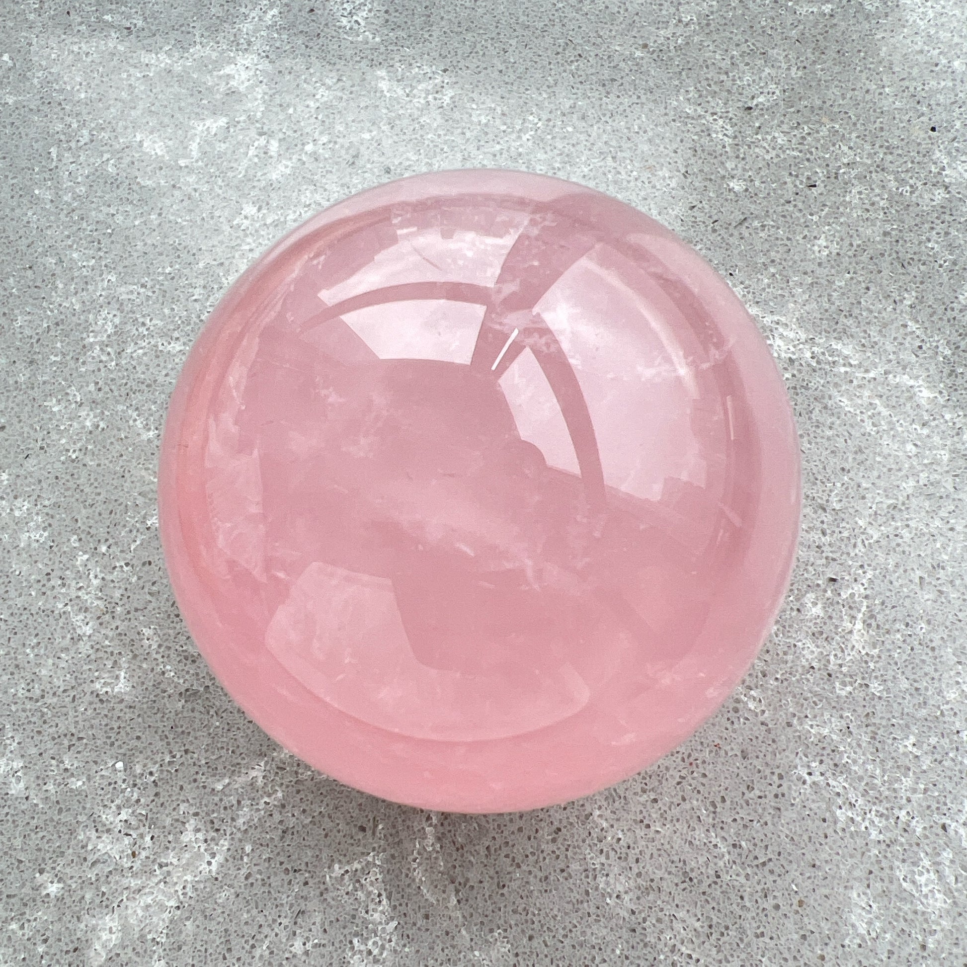 粉水晶球

凝視那一抹柔粉：讓生活回歸溫柔的本質

家中最迷人的風景，往往來自於自然。這顆粉水晶球不只是裝飾，它是大自然耗費千載凝結出的溫柔色澤。在自然光線的折射下，淡淡的粉色調在球體內交織出如雲霧般的天然冰裂紋與棉旭，每一面都擁有獨一無二的紋理與表情。

比起繁複的裝修，我們更相信「質地」帶來的力量。將它置於床頭、書桌或客廳的一隅，粉水晶柔和的色調能瞬間柔化空間的線條。在繁忙的日常步調中，它像是一個安靜的陪伴者，提醒我們放慢呼吸，感受當下的寧靜。