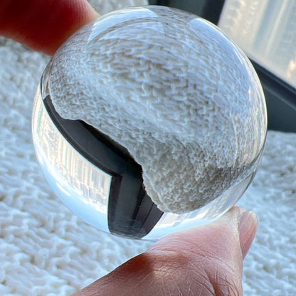 Clear Quartz Sphere 白水晶球

靜靜地看著，可以令煩悶的情緒暫時放下，享受寧靜的一刻😊

-「水晶之王」，是萬用療癒石

-能淨化四周負性能量

-釋放負能量，平衡內心的焦慮不安

-鎮定安神之效，開發智慧

-提升自我肯定，提升正能量

-幫助集中注意力，有助讀書求學

Diameter : 41.8mm