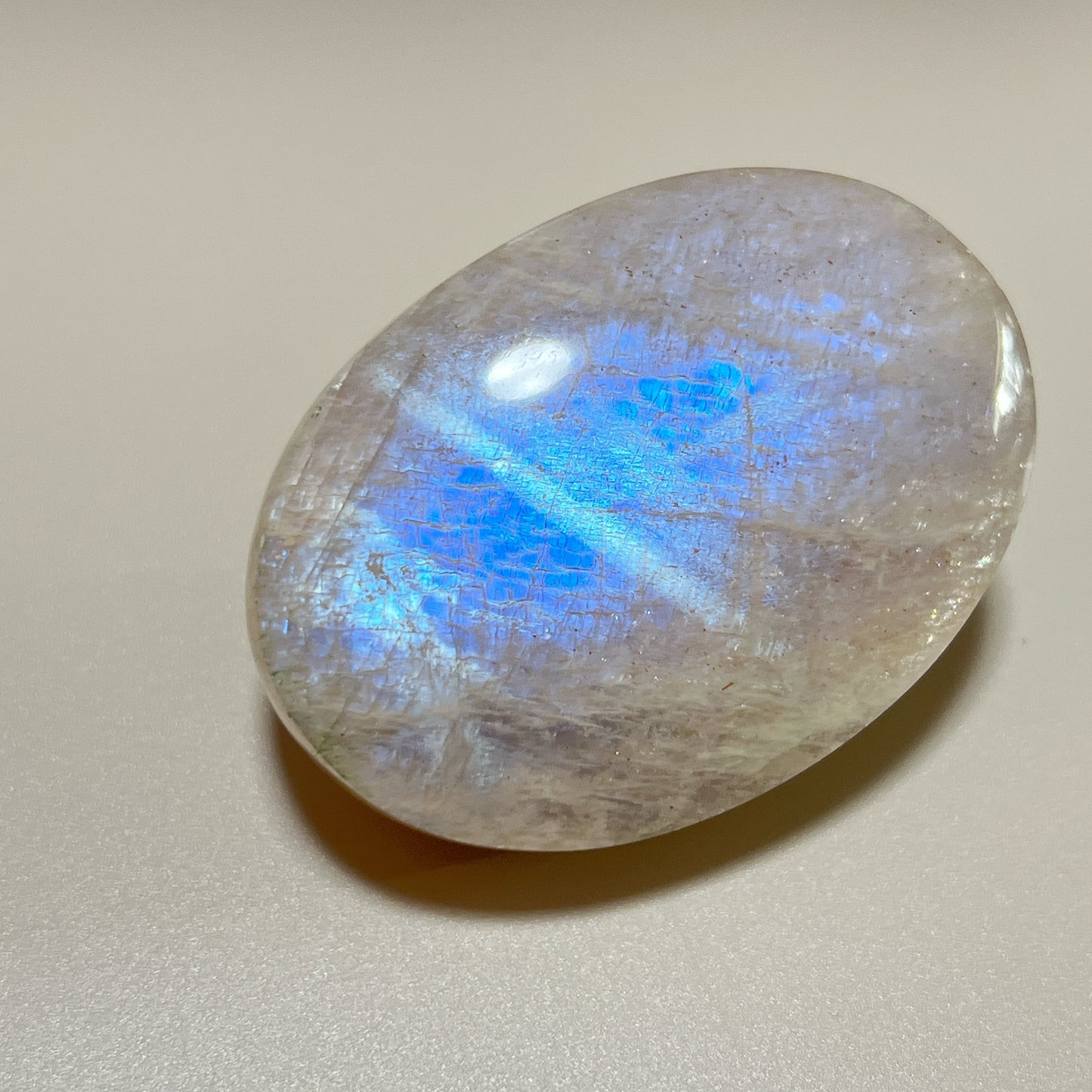 月亮石（Moonstone）又名月光石，亦是六月的幸運誕生石，象徵著健康、富貴與美好的守護：

情緒的穩定劑： 有助於安撫內心的起伏，緩解壓力和負面情緒。

柔化氣場： 適合性格較衝動、說話率直的人，幫助我們在表達時變得更柔和、更具包容力。

放鬆身心： 協助釋放身體與心靈的緊繃，重拾內心的平靜與和諧。

情感的潤滑劑： 溫柔的光芒能滋養親密關係，是守護愛情、化解情侶間小小紛爭的經典晶石。
