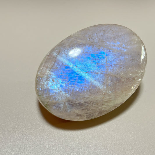 月亮石（Moonstone）又名月光石，亦是六月的幸運誕生石，象徵著健康、富貴與美好的守護：

情緒的穩定劑： 有助於安撫內心的起伏，緩解壓力和負面情緒。

柔化氣場： 適合性格較衝動、說話率直的人，幫助我們在表達時變得更柔和、更具包容力。

放鬆身心： 協助釋放身體與心靈的緊繃，重拾內心的平靜與和諧。

情感的潤滑劑： 溫柔的光芒能滋養親密關係，是守護愛情、化解情侶間小小紛爭的經典晶石。