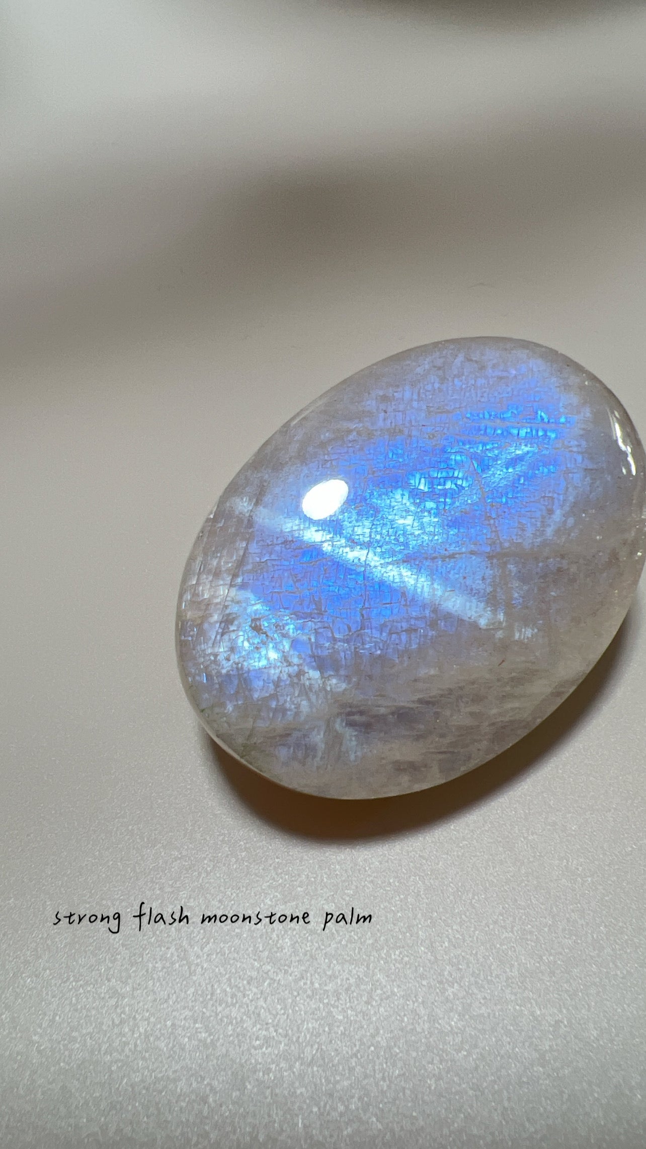 月亮石（Moonstone）又名月光石，亦是六月的幸運誕生石，象徵著健康、富貴與美好的守護：

情緒的穩定劑： 有助於安撫內心的起伏，緩解壓力和負面情緒。

柔化氣場： 適合性格較衝動、說話率直的人，幫助我們在表達時變得更柔和、更具包容力。

放鬆身心： 協助釋放身體與心靈的緊繃，重拾內心的平靜與和諧。

情感的潤滑劑： 溫柔的光芒能滋養親密關係，是守護愛情、化解情侶間小小紛爭的經典晶石。