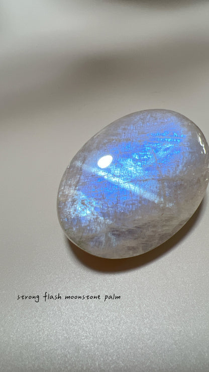 月亮石（Moonstone）又名月光石，亦是六月的幸運誕生石，象徵著健康、富貴與美好的守護：

情緒的穩定劑： 有助於安撫內心的起伏，緩解壓力和負面情緒。

柔化氣場： 適合性格較衝動、說話率直的人，幫助我們在表達時變得更柔和、更具包容力。

放鬆身心： 協助釋放身體與心靈的緊繃，重拾內心的平靜與和諧。

情感的潤滑劑： 溫柔的光芒能滋養親密關係，是守護愛情、化解情侶間小小紛爭的經典晶石。