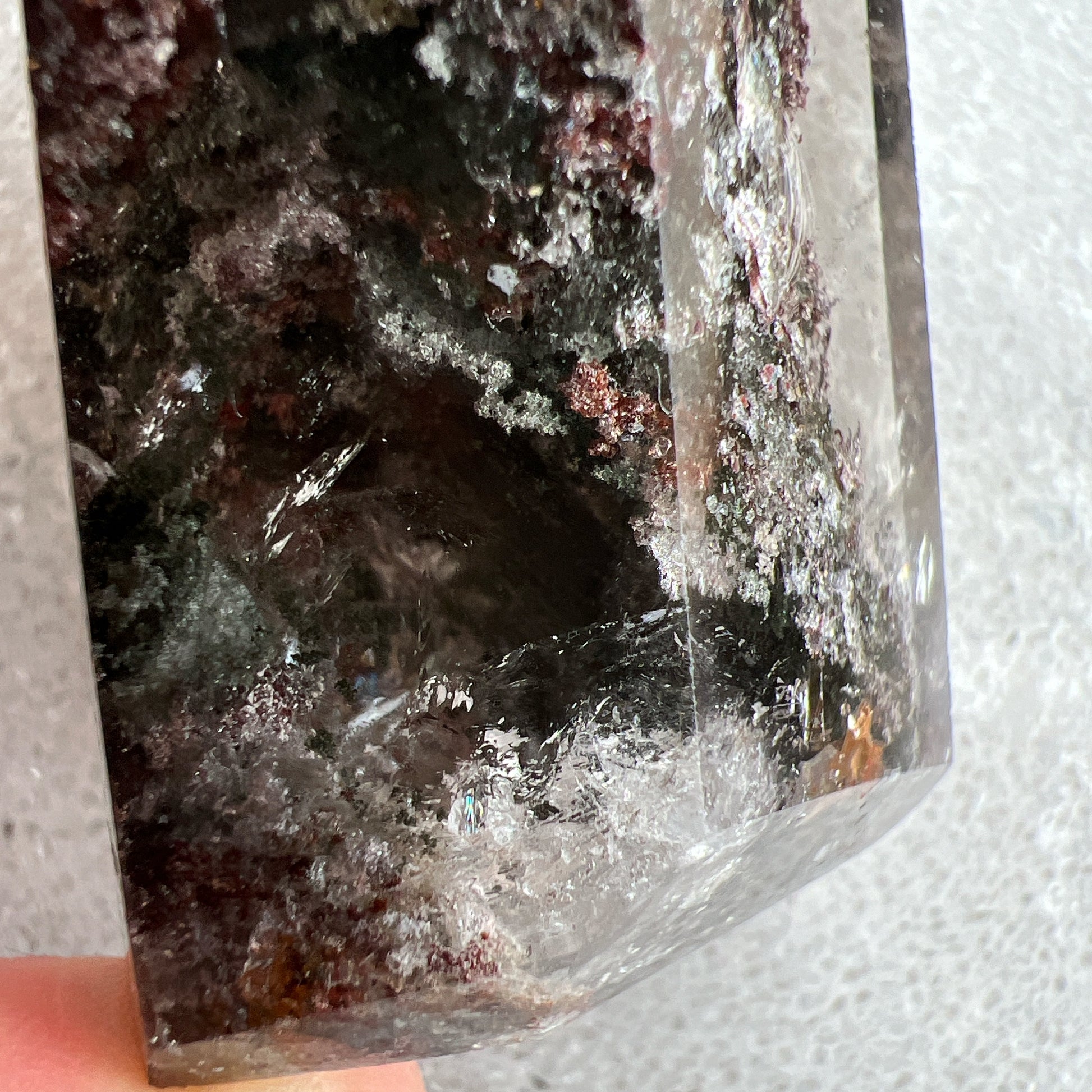 彩幽靈柱

幽靈是指內有多種顏色的火山泥或礦物質，主要有綠、紅、橙和白，包含了多種功效。

綠幽靈

-主正財，由事業，主意帶來的財富

-聚財，由辛勤努力而累積的財富

-招有助增旺事業的貴人

-平穩情緒

紅幽靈

-增加包容心與同理心

-增加理解力與包容能力

-招財的功效

-緩解疲憊，放鬆情緒

白幽靈

-淨化個人氣場

-提升記憶力
