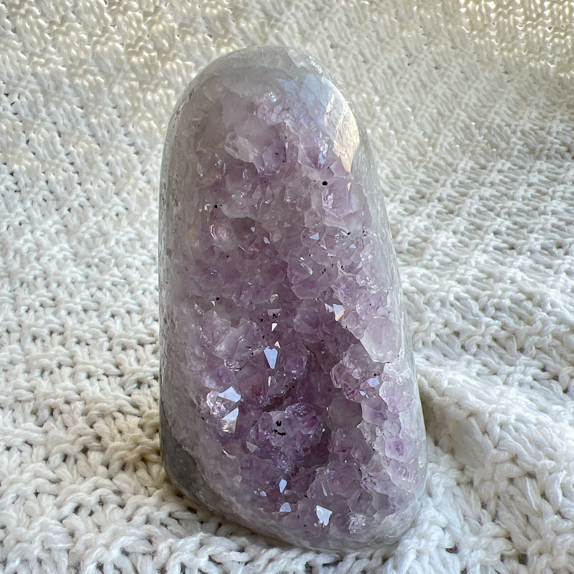 紫晶鎮

紫晶鎮是吉祥如意的寶石，放置在辦公室、客廳、書房與臥室等，都可以用以淨化室內不淨的磁場及負能量。

可以幫手串消磁、淨化、充電。

紫水晶

-代表著智慧，幫助頭腦清晰

-增加機智，提高直覺力與潛意識

-有助思考，激發創意，加強記憶力

-有「社交之石」之稱，有助於常遇貴人

-紫色光招引人緣及貴人，具有中國風水學裡「因貴得財」之意。

-加強包容心、容忍性

-舒緩緊張情緒，鎮定安神