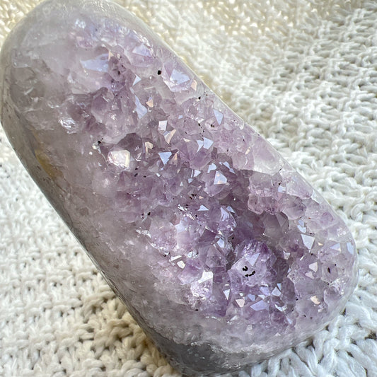 紫晶鎮

紫晶鎮是吉祥如意的寶石，放置在辦公室、客廳、書房與臥室等，都可以用以淨化室內不淨的磁場及負能量。

可以幫手串消磁、淨化、充電。

紫水晶

-代表著智慧，幫助頭腦清晰

-增加機智，提高直覺力與潛意識

-有助思考，激發創意，加強記憶力

-有「社交之石」之稱，有助於常遇貴人

-紫色光招引人緣及貴人，具有中國風水學裡「因貴得財」之意。

-加強包容心、容忍性

-舒緩緊張情緒，鎮定安神