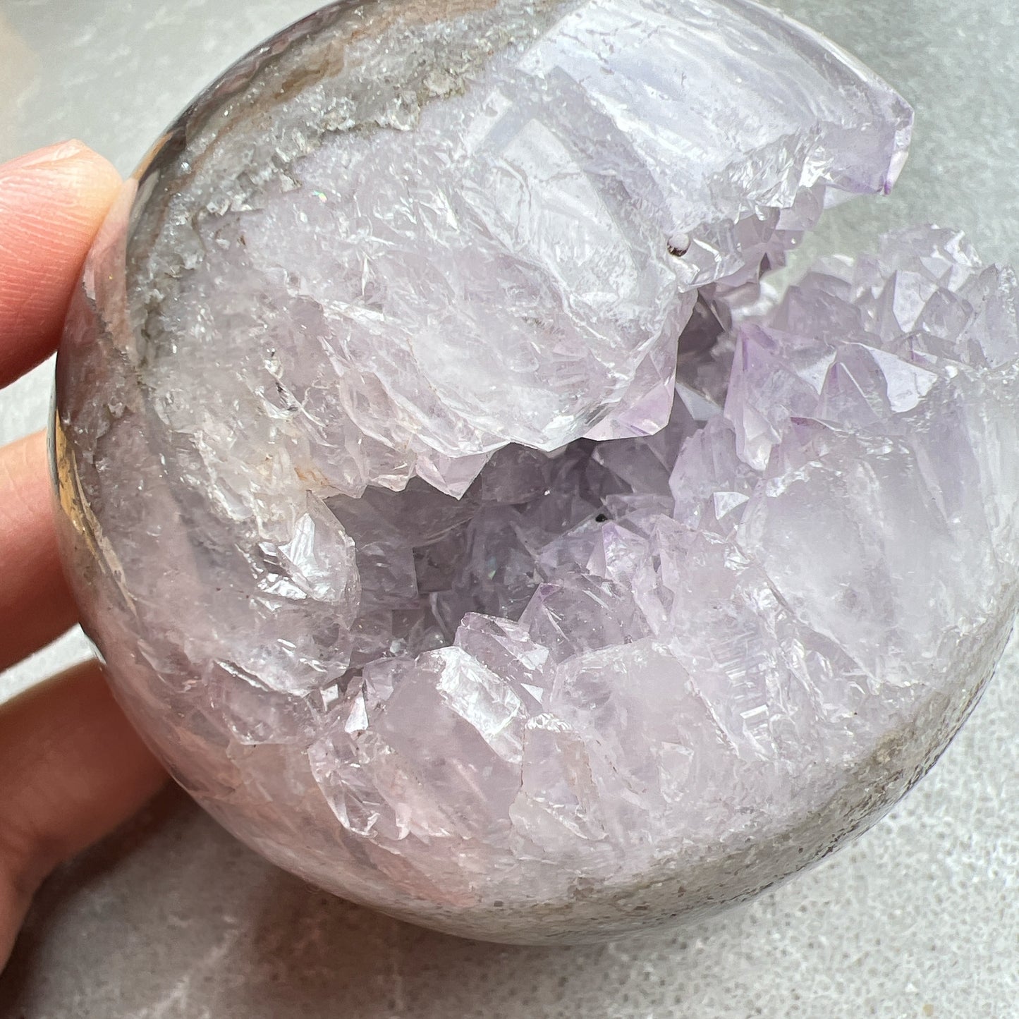 巴西紫晶開口笑球

這是一個全晶體，冇任何石皮，淡淡嘅丁香紫色，閃閃嘅晶牙，

水晶球背後還共生少量方解石。

開口笑水晶簇球是一種很多人喜愛的風水石，有招財聚財，招貴人之效用，如果想放置的位置唔容許擺設大型晶洞，這種開口笑一定會是最佳選擇😊

紫晶，一向代表著智慧，加強決策力，利人緣，對舒緩緊張情緒有幫助，促進問題解決。