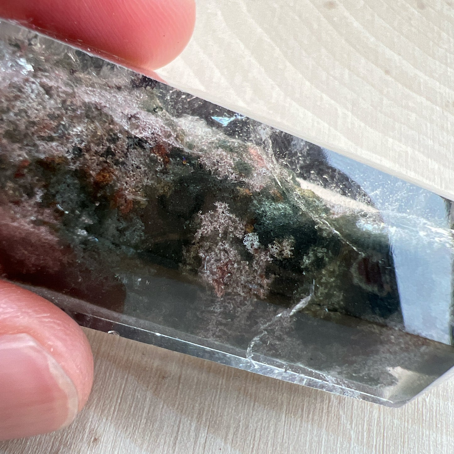 彩幽靈柱

幽靈是指內有多種顏色的火山泥或礦物質，主要有綠、紅、橙和白，包含了多種功效。

綠幽靈

-主正財，由事業，主意帶來的財富

-聚財，由辛勤努力而累積的財富

-招有助增旺事業的貴人

-平穩情緒

紅幽靈

-增加包容心與同理心

-增加理解力與包容能力

-招財的功效

-緩解疲憊，放鬆情緒

白幽靈

-淨化個人氣場

-提升記憶力