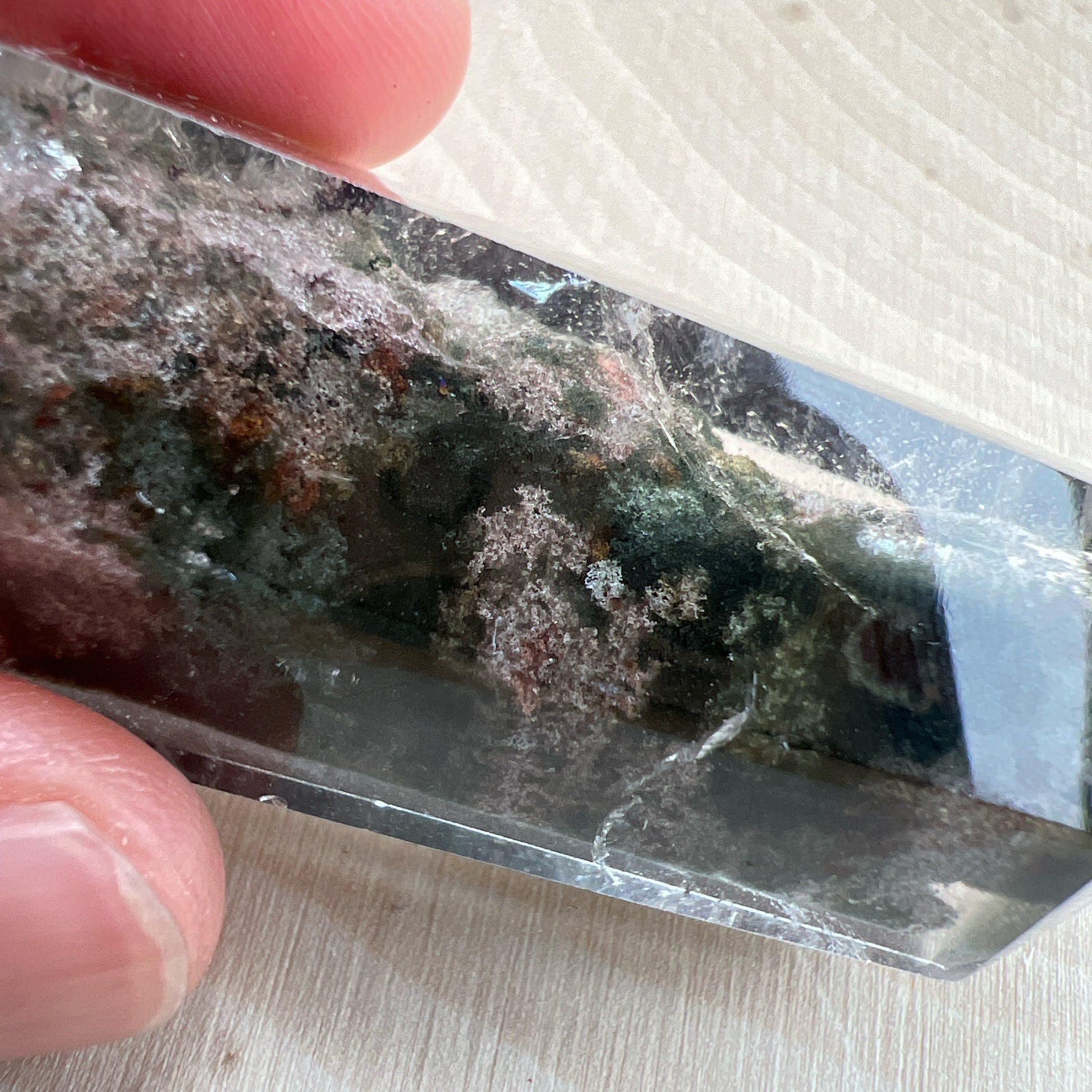 彩幽靈柱

幽靈是指內有多種顏色的火山泥或礦物質，主要有綠、紅、橙和白，包含了多種功效。

綠幽靈

-主正財，由事業，主意帶來的財富

-聚財，由辛勤努力而累積的財富

-招有助增旺事業的貴人

-平穩情緒

紅幽靈

-增加包容心與同理心

-增加理解力與包容能力

-招財的功效

-緩解疲憊，放鬆情緒

白幽靈

-淨化個人氣場

-提升記憶力