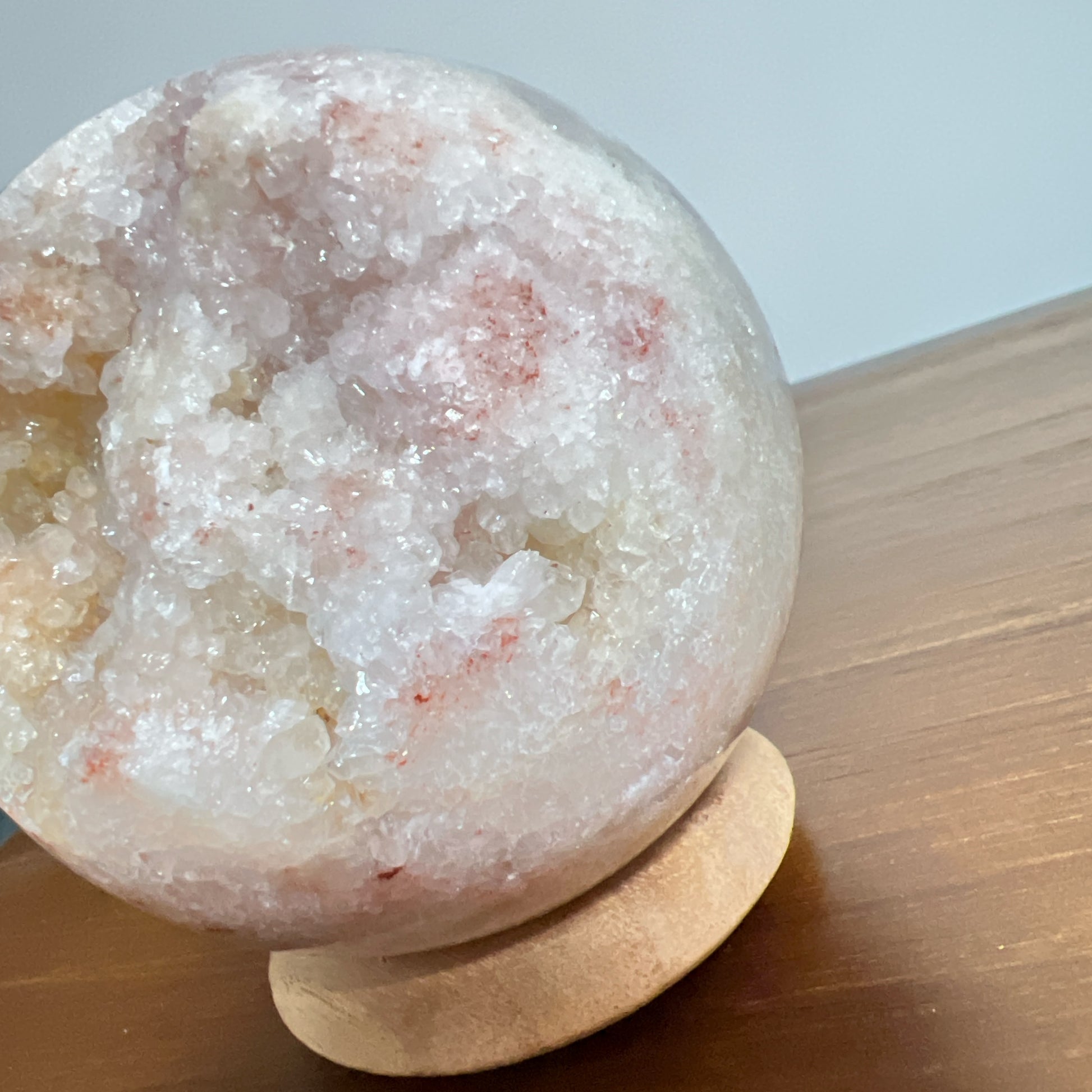 粉紅紫水晶球

-療癒心靈，舒緩情緒

-提高自我肯定，價值

-學習愛與被愛

-引領情感抒發，從低潮中走出來