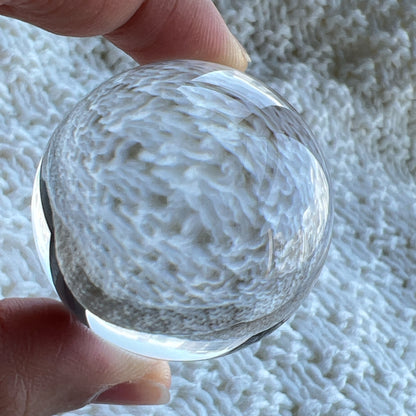 Clear Quartz Sphere 白水晶球

靜靜地看著，可以令煩悶的情緒暫時放下，享受寧靜的一刻😊

-「水晶之王」，是萬用療癒石

-能淨化四周負性能量

-釋放負能量，平衡內心的焦慮不安

-鎮定安神之效，開發智慧

-提升自我肯定，提升正能量

-幫助集中注意力，有助讀書求學

Diameter : 41.8mm