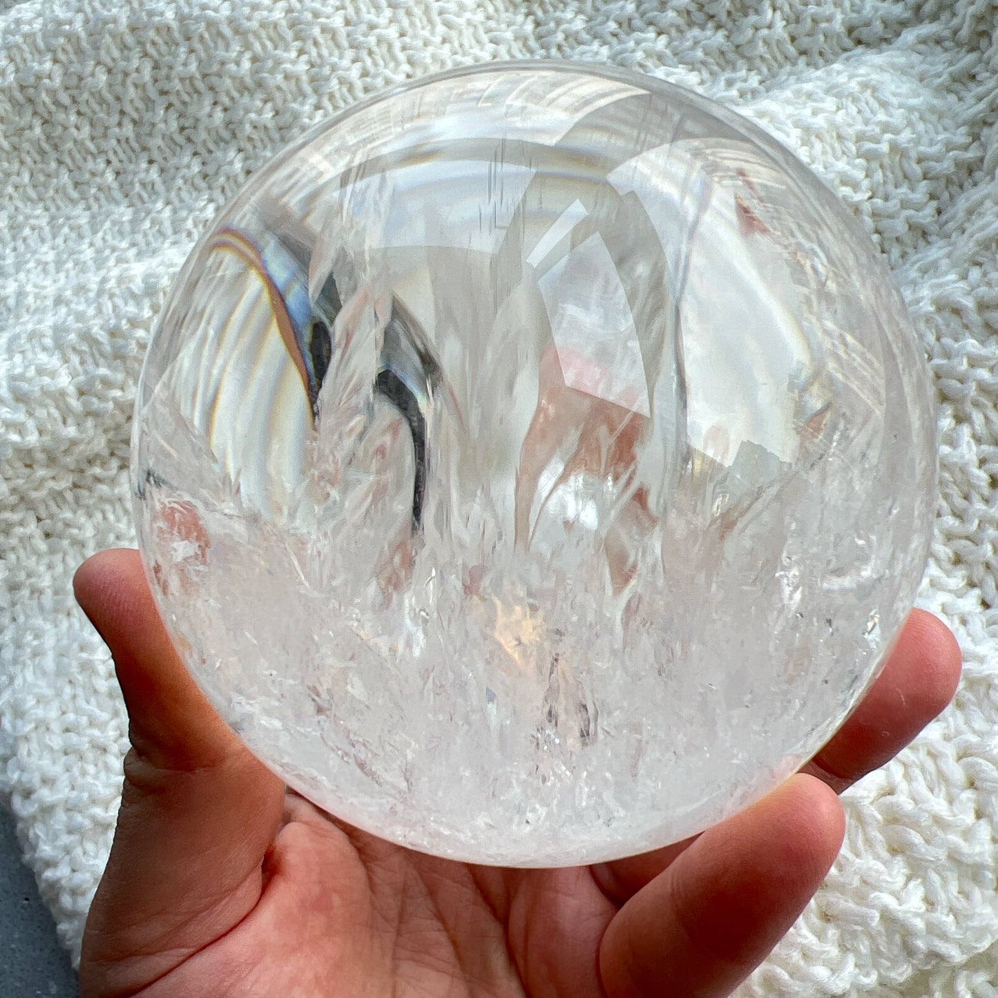 彩虹白水晶球

靜靜地看著，可以令煩悶的情緒暫時放下，享受寧靜的一刻😊

-「水晶之王」，是萬用療癒石

-能淨化四周負性能量

-釋放負能量，平衡內心的焦慮不安

-鎮定安神之效，開發智慧

-提升自我肯定，提升正能量

-幫助集中注意力，有助讀書求學