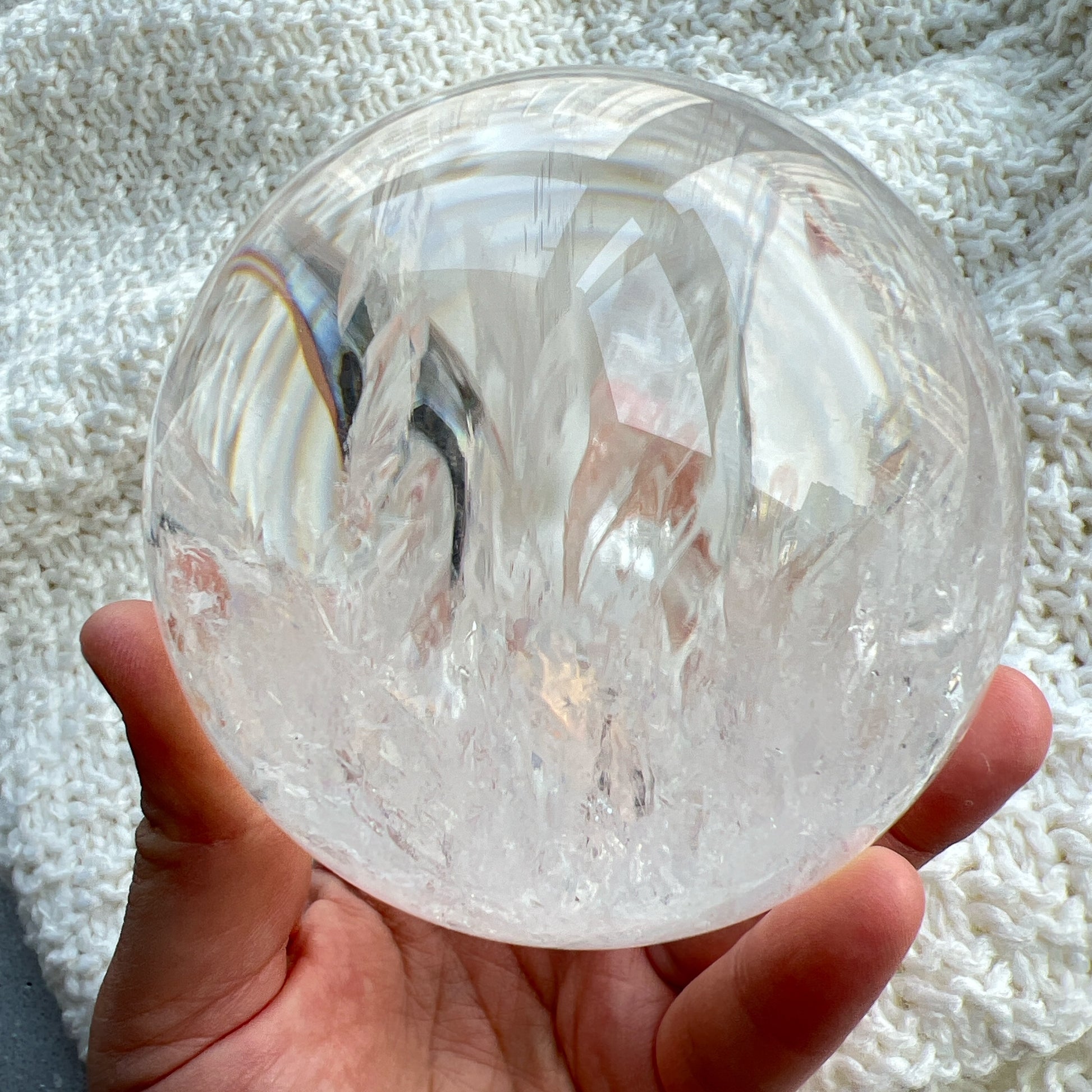 彩虹白水晶球

靜靜地看著，可以令煩悶的情緒暫時放下，享受寧靜的一刻😊

-「水晶之王」，是萬用療癒石

-能淨化四周負性能量

-釋放負能量，平衡內心的焦慮不安

-鎮定安神之效，開發智慧

-提升自我肯定，提升正能量

-幫助集中注意力，有助讀書求學