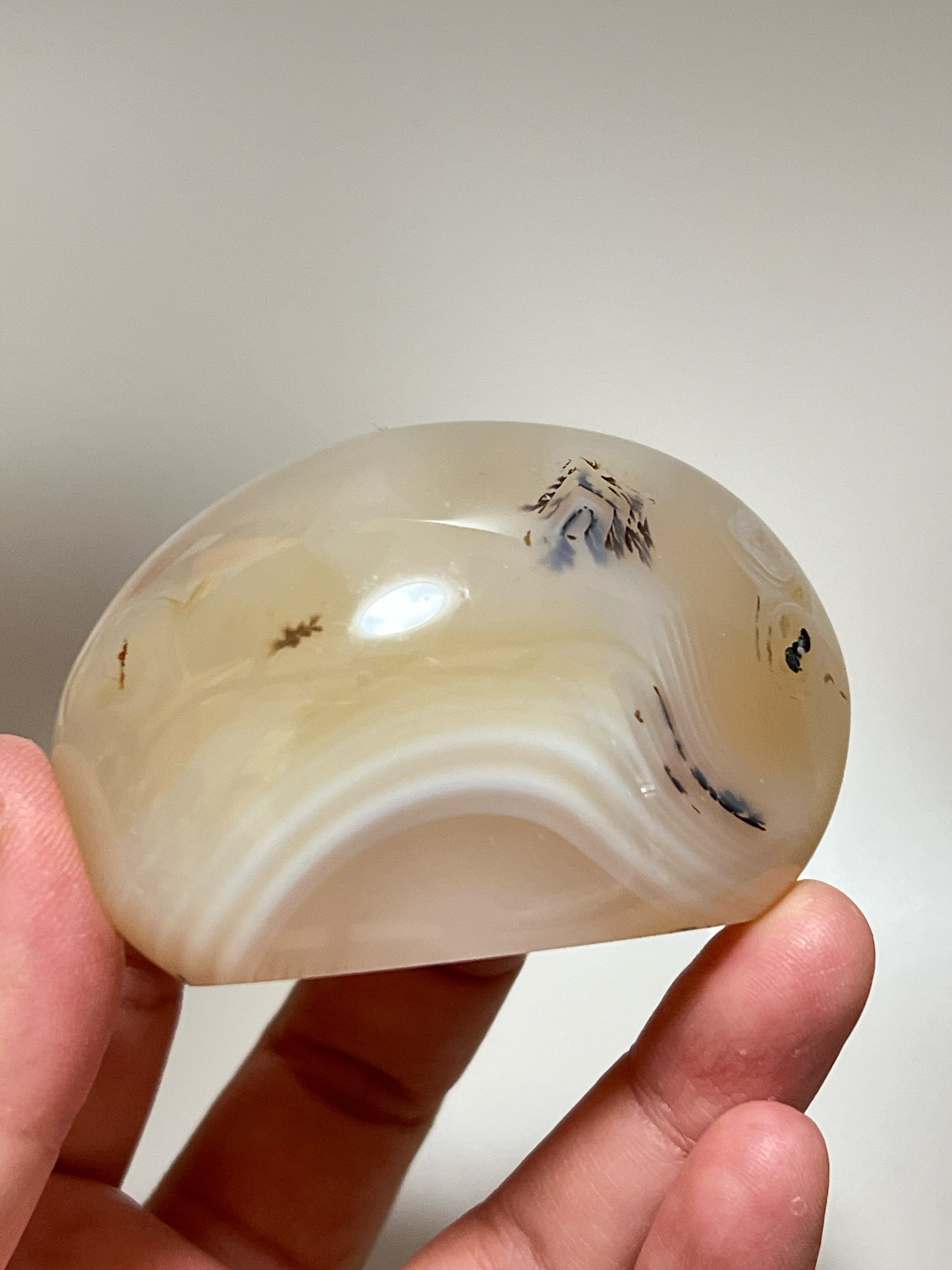 瑪瑙共生軟錳礦

這顆瑪瑙裡裡面共生了軟錳礦(又名樹枝,苔紋), 是因為二氧化錳滲入的關係造成樹枝狀的樣子, 會出現在水晶和瑪瑙裡面。

-能令人精神放鬆，減少失眠症狀

-瑪瑙具有平衡，穩定及保護的作用

-也是護身符及辟邪物，有保平安功效