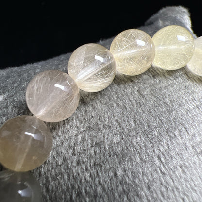 彩兔毛

兔毛水晶屬於髮晶中的一種。「兔毛」是一種商品形象名稱，是因在無色透明水晶中包含有無數的「兔毛」般髮狀礦物集合體，分佈彎曲叢生，就像兔子絨毛般細細絨絨柔柔纏繞，故稱「兔毛晶」。

-招財聚財💰

-平靜心靈，避濁氣和不潔物近身

-激發鬥志，提高自信心

-改善血液循環、調整女性荷爾蒙，舒緩女性周期不適

-消除消極情緒，化解事非