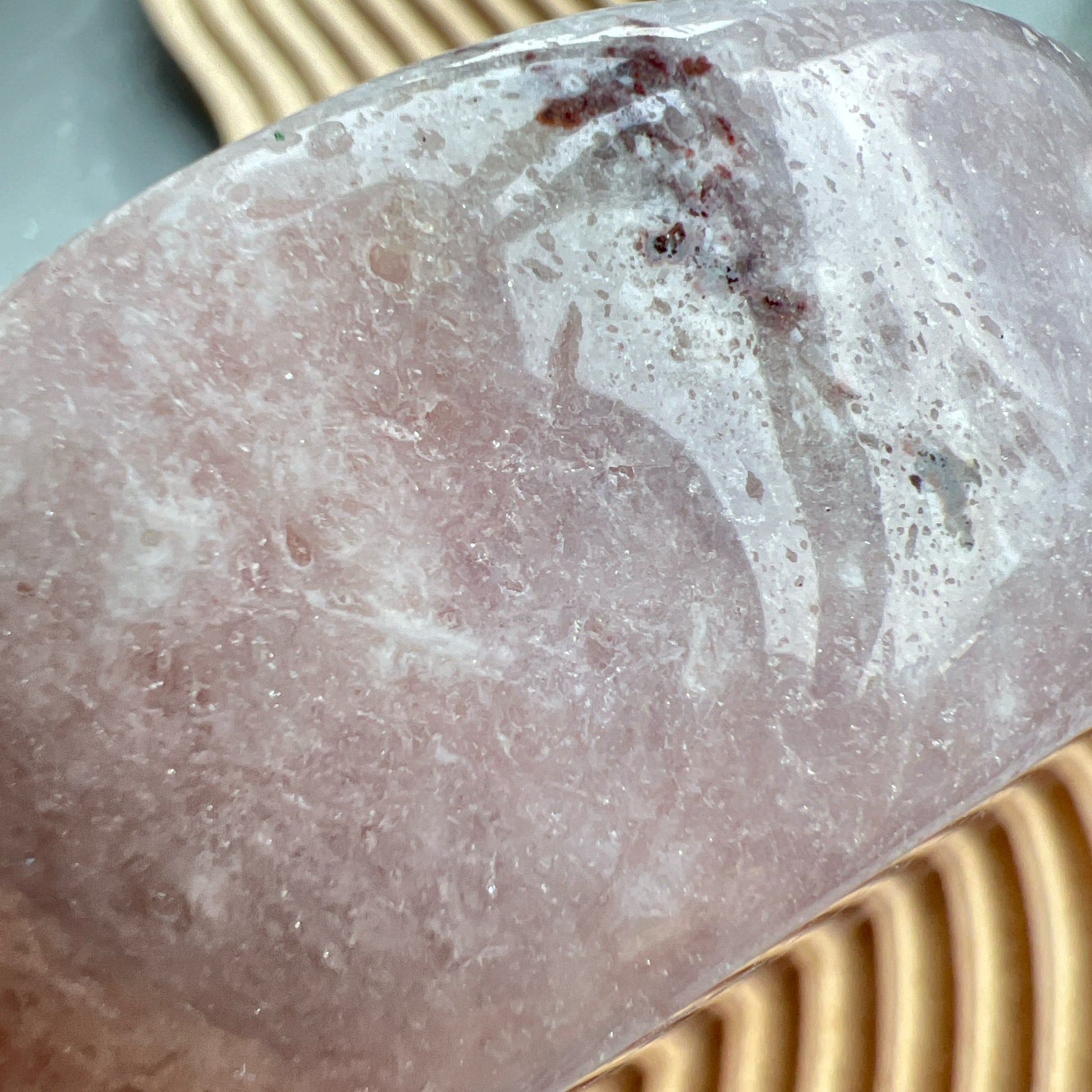 巴西直送粉紅紫晶碟 🤭鍾情粉色的不可錯過

整隻碟都是Bling Bling ✨✨一閃一閃✨🫶🏻

-療癒心靈，舒緩情緒
-學習愛與被愛
-引領你從低潮中走出來