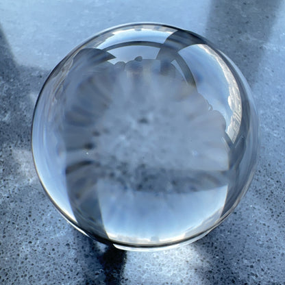 Clear Quartz Sphere 白水晶球

靜靜地看著，可以令煩悶的情緒暫時放下，享受寧靜的一刻😊

-「水晶之王」，是萬用療癒石

-能淨化四周負性能量

-釋放負能量，平衡內心的焦慮不安

-鎮定安神之效，開發智慧

-提升自我肯定，提升正能量

-幫助集中注意力，有助讀書求學

Diameter : 42.6mm