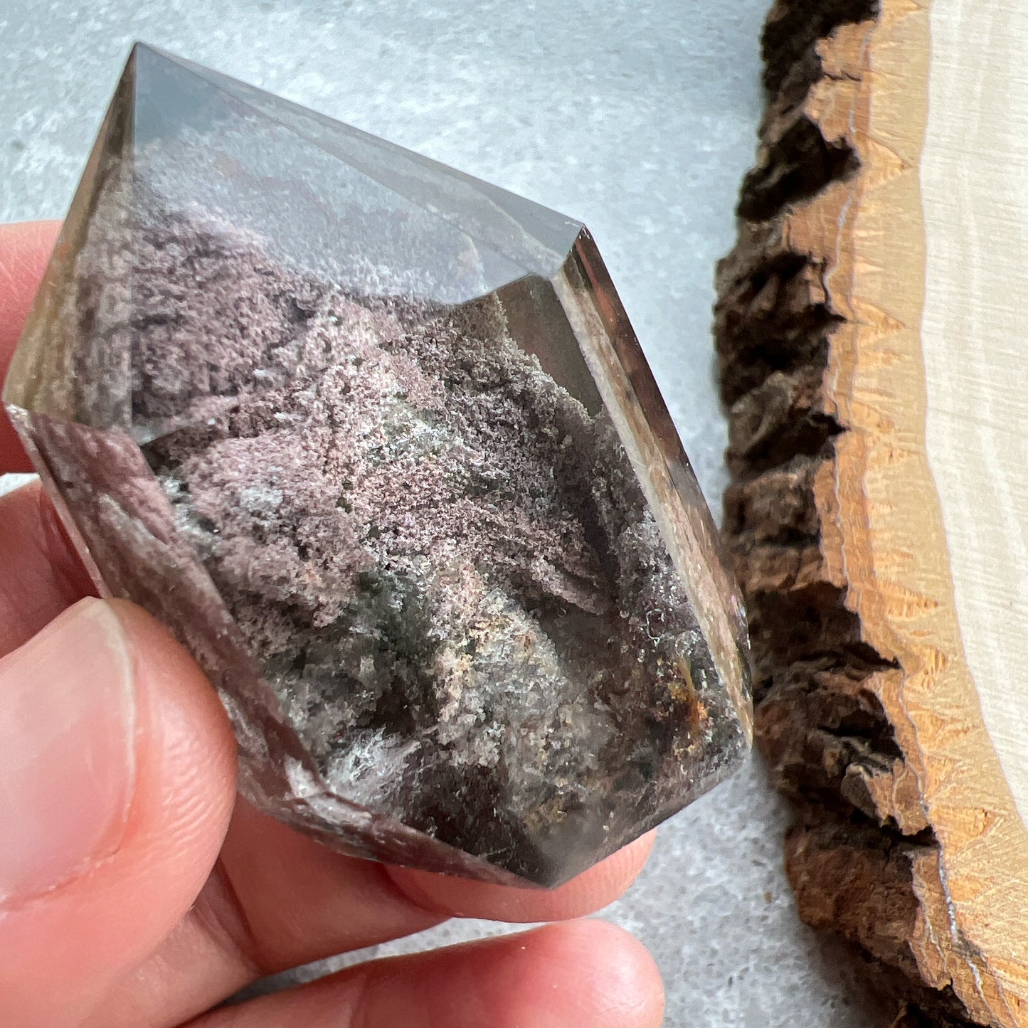 彩幽靈柱

幽靈是指內有多種顏色的火山泥或礦物質，主要有綠、紅、橙和白，包含了多種功效。

綠幽靈

-主正財，由事業，主意帶來的財富

-聚財，由辛勤努力而累積的財富

-招有助增旺事業的貴人

-平穩情緒

紅幽靈

-增加包容心與同理心

-增加理解力與包容能力

-招財的功效

-緩解疲憊，放鬆情緒

白幽靈

-淨化個人氣場

-提升記憶力