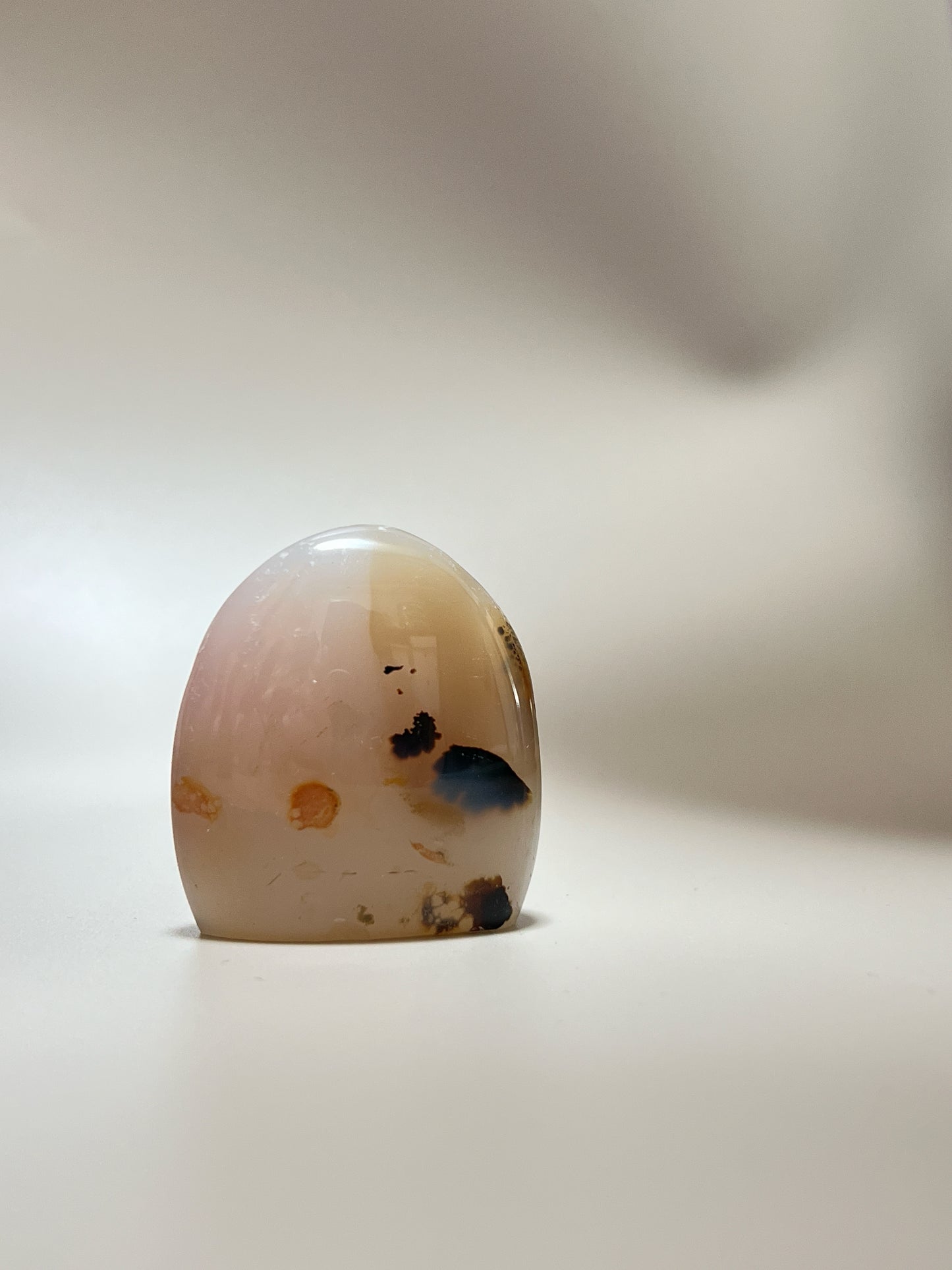 瑪瑙共生軟錳礦

這顆瑪瑙裡裡面共生了軟錳礦(又名樹枝,苔紋), 是因為二氧化錳滲入的關係造成樹枝狀的樣子, 會出現在水晶和瑪瑙裡面。

-能令人精神放鬆，減少失眠症狀

-瑪瑙具有平衡，穩定及保護的作用

-也是護身符及辟邪物，有保平安功效