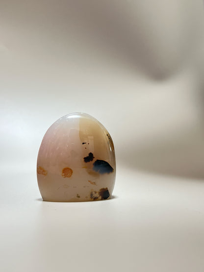瑪瑙共生軟錳礦

這顆瑪瑙裡裡面共生了軟錳礦(又名樹枝,苔紋), 是因為二氧化錳滲入的關係造成樹枝狀的樣子, 會出現在水晶和瑪瑙裡面。

-能令人精神放鬆，減少失眠症狀

-瑪瑙具有平衡，穩定及保護的作用

-也是護身符及辟邪物，有保平安功效