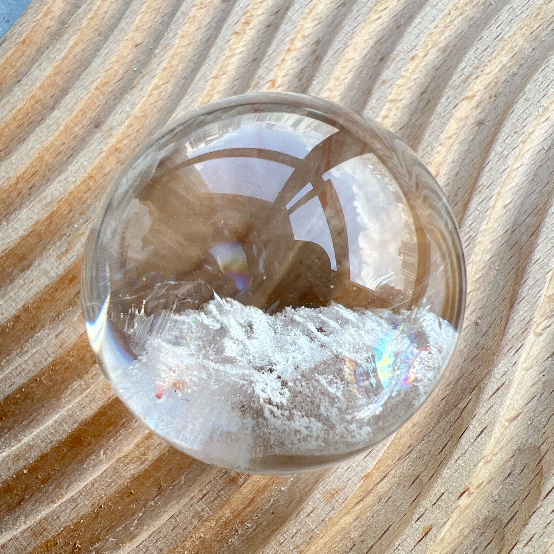 白幽靈

-淨化個人氣場

-提升記憶力

&nbsp;

白水晶

-「水晶之王」，是萬用療癒石

-能淨化四周負性能量

-釋放負能量，平衡內心的焦慮不安

-鎮定安神之效，開發智慧

-提升自我肯定，提升正能量

-幫助集中注意力，有助讀書求學