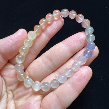 彩兔毛

兔毛水晶屬於髮晶中的一種。「兔毛」是一種商品形象名稱，是因在無色透明水晶中包含有無數的「兔毛」般髮狀礦物集合體，分佈彎曲叢生，就像兔子絨毛般細細絨絨柔柔纏繞，故稱「兔毛晶」。

-招財聚財💰

-平靜心靈，避濁氣和不潔物近身

-激發鬥志，提高自信心

-改善血液循環、調整女性荷爾蒙，舒緩女性周期不適

-消除消極情緒，化解事非