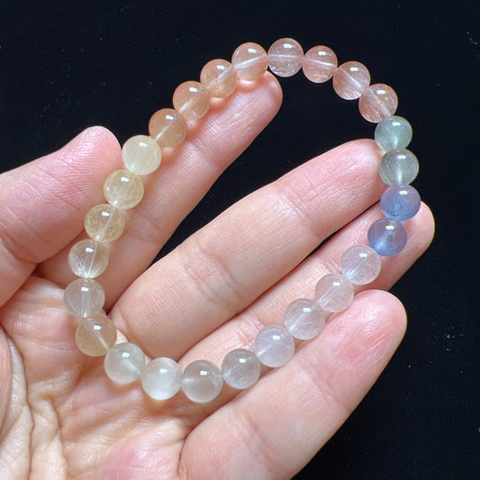 彩兔毛

兔毛水晶屬於髮晶中的一種。「兔毛」是一種商品形象名稱，是因在無色透明水晶中包含有無數的「兔毛」般髮狀礦物集合體，分佈彎曲叢生，就像兔子絨毛般細細絨絨柔柔纏繞，故稱「兔毛晶」。

-招財聚財💰

-平靜心靈，避濁氣和不潔物近身

-激發鬥志，提高自信心

-改善血液循環、調整女性荷爾蒙，舒緩女性周期不適

-消除消極情緒，化解事非