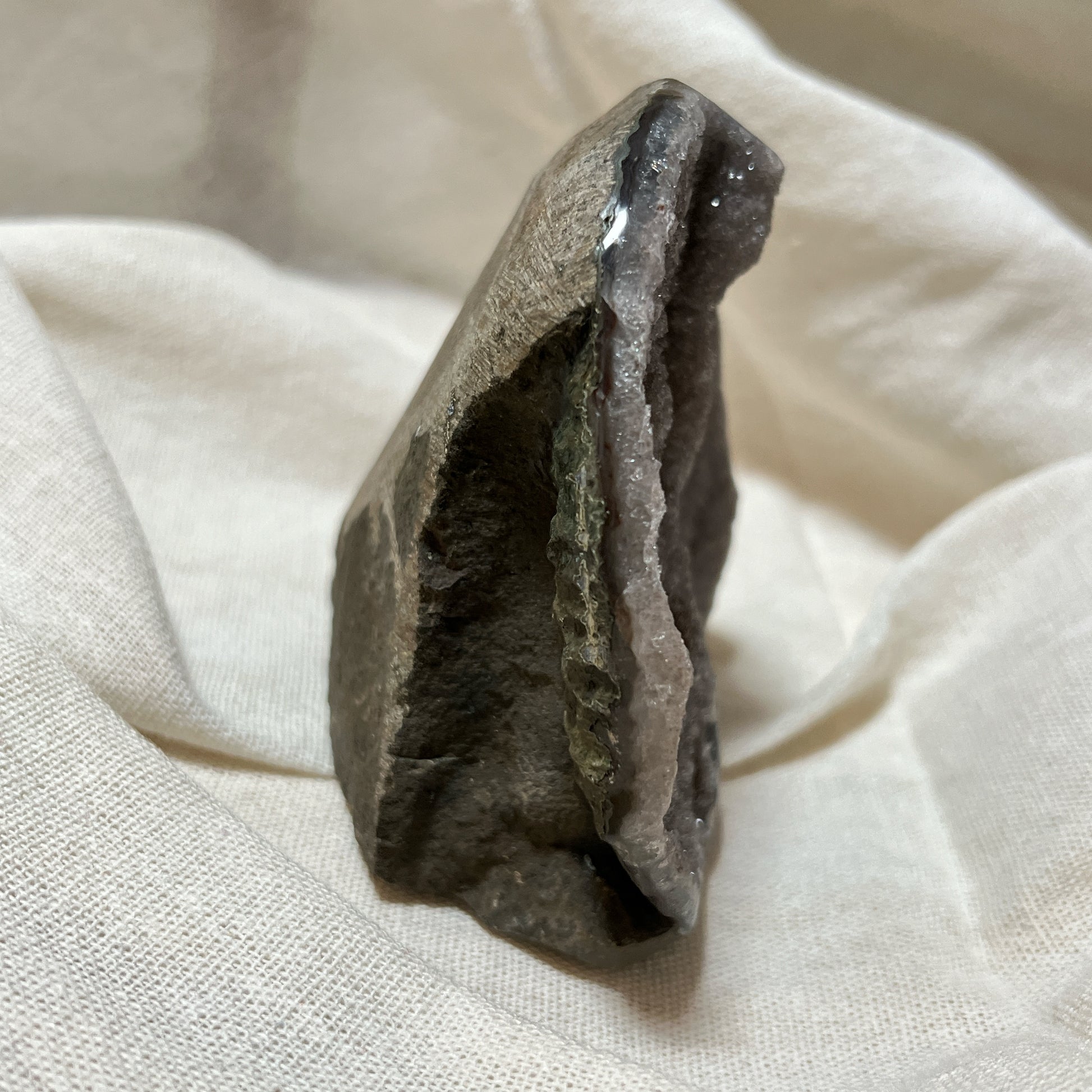 巴西軟糖淡灰紫異象紫晶鎮

因為他的一個特別記認，就立刻收下，紫晶鎮大多數都是差不多的外觀，所以有時候都真的是依賴感覺來收的

異象晶其實是紫水晶的變異，產量較紫水晶鎮稀少 ，異象晶鎮是吉祥如意的寶石，放置在辦公室、客廳、書房與臥室等，都可以用以淨化室內不淨的磁場及負能量。

異象晶鎮也可以幫手串消磁、淨化、充電。

紫水晶

-代表著智慧，幫助頭腦清晰

-增加機智，提高直覺力與潛意識

-有助思考，激發創意，加強記憶力

-有「社交之石」之稱，有助於常遇貴人

-紫色光招引人緣及貴人，具有中國風水學裡「因貴得財」之意。

-加強包容心、容忍性

-舒緩緊張情緒，鎮定安神