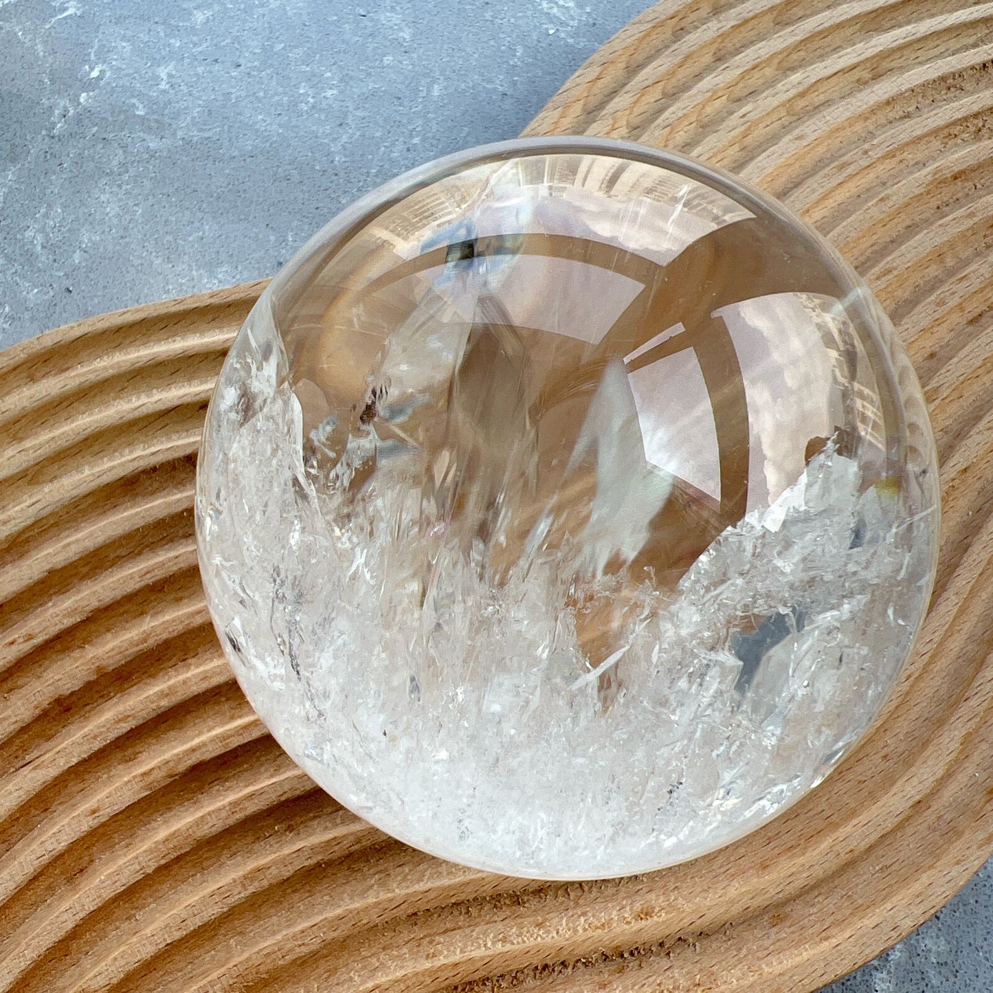 彩虹白水晶球

靜靜地看著，可以令煩悶的情緒暫時放下，享受寧靜的一刻😊

-「水晶之王」，是萬用療癒石

-能淨化四周負性能量

-釋放負能量，平衡內心的焦慮不安

-鎮定安神之效，開發智慧

-提升自我肯定，提升正能量

-幫助集中注意力，有助讀書求學