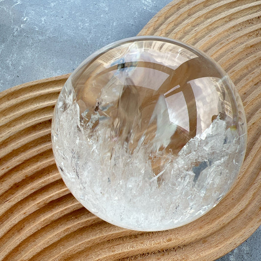 彩虹白水晶球

靜靜地看著，可以令煩悶的情緒暫時放下，享受寧靜的一刻😊

-「水晶之王」，是萬用療癒石

-能淨化四周負性能量

-釋放負能量，平衡內心的焦慮不安

-鎮定安神之效，開發智慧

-提升自我肯定，提升正能量

-幫助集中注意力，有助讀書求學