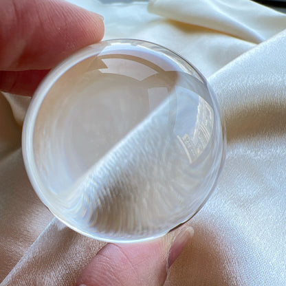 Clear Quartz Sphere 白水晶球

靜靜地看著，可以令煩悶的情緒暫時放下，享受寧靜的一刻😊

-「水晶之王」，是萬用療癒石

-能淨化四周負性能量

-釋放負能量，平衡內心的焦慮不安

-鎮定安神之效，開發智慧

-提升自我肯定，提升正能量

-幫助集中注意力，有助讀書求學

Diameter : 42.6mm