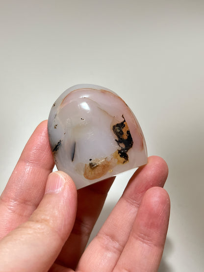 瑪瑙共生軟錳礦

這顆瑪瑙裡裡面共生了軟錳礦(又名樹枝,苔紋), 是因為二氧化錳滲入的關係造成樹枝狀的樣子, 會出現在水晶和瑪瑙裡面。

-能令人精神放鬆，減少失眠症狀

-瑪瑙具有平衡，穩定及保護的作用

-也是護身符及辟邪物，有保平安功效