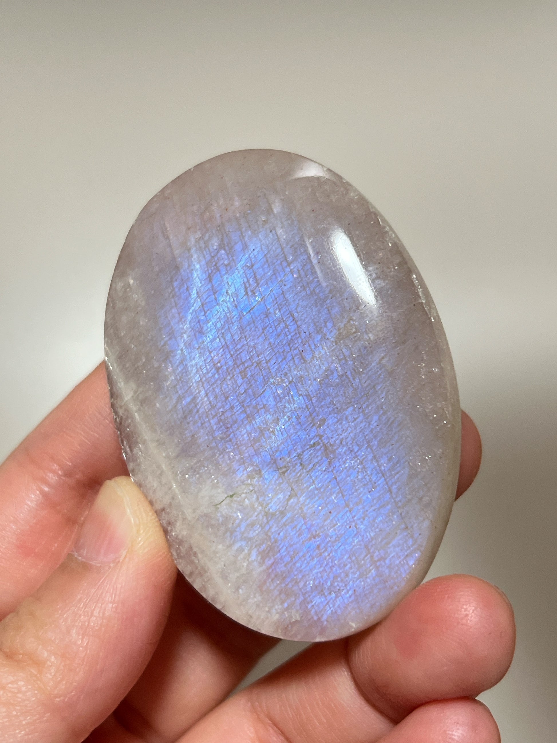 月亮石（Moonstone）又名月光石，亦是六月的幸運誕生石，象徵著健康、富貴與美好的守護：

情緒的穩定劑： 有助於安撫內心的起伏，緩解壓力和負面情緒。

柔化氣場： 適合性格較衝動、說話率直的人，幫助我們在表達時變得更柔和、更具包容力。

放鬆身心： 協助釋放身體與心靈的緊繃，重拾內心的平靜與和諧。

情感的潤滑劑： 溫柔的光芒能滋養親密關係，是守護愛情、化解情侶間小小紛爭的經典晶石。