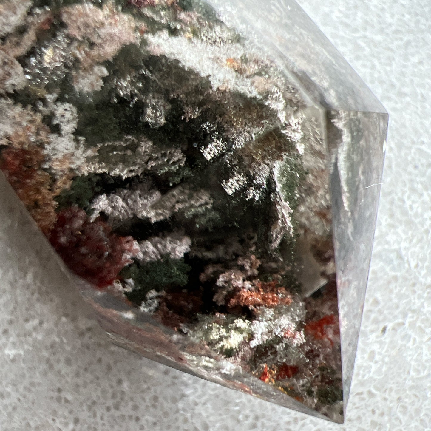 彩幽靈柱

幽靈是指內有多種顏色的火山泥或礦物質，主要有綠、紅、橙和白，包含了多種功效。

綠幽靈

-主正財，由事業，主意帶來的財富

-聚財，由辛勤努力而累積的財富

-招有助增旺事業的貴人

-平穩情緒

紅幽靈

-增加包容心與同理心

-增加理解力與包容能力

-招財的功效

-緩解疲憊，放鬆情緒

白幽靈

-淨化個人氣場

-提升記憶力