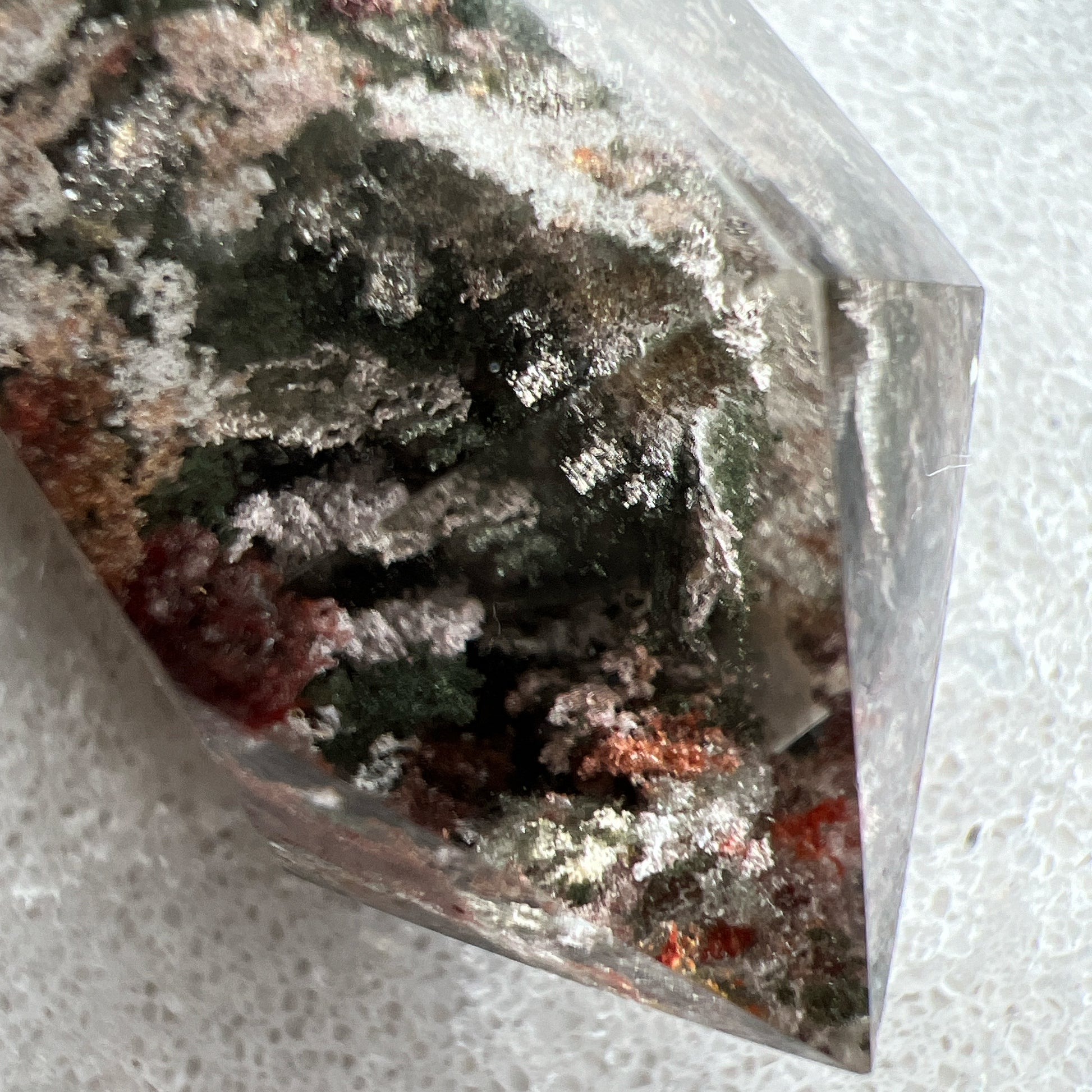 彩幽靈柱

幽靈是指內有多種顏色的火山泥或礦物質，主要有綠、紅、橙和白，包含了多種功效。

綠幽靈

-主正財，由事業，主意帶來的財富

-聚財，由辛勤努力而累積的財富

-招有助增旺事業的貴人

-平穩情緒

紅幽靈

-增加包容心與同理心

-增加理解力與包容能力

-招財的功效

-緩解疲憊，放鬆情緒

白幽靈

-淨化個人氣場

-提升記憶力