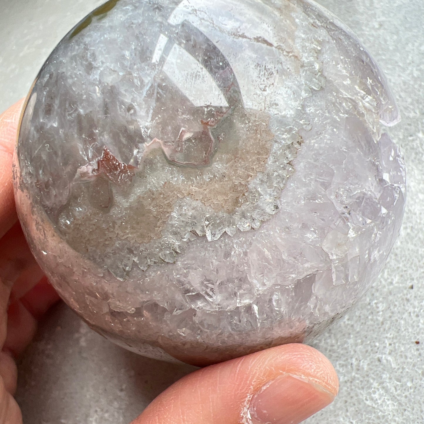 巴西紫晶開口笑球

這是一個全晶體，冇任何石皮，淡淡嘅丁香紫色，閃閃嘅晶牙，

水晶球背後還共生少量方解石。

開口笑水晶簇球是一種很多人喜愛的風水石，有招財聚財，招貴人之效用，如果想放置的位置唔容許擺設大型晶洞，這種開口笑一定會是最佳選擇😊

紫晶，一向代表著智慧，加強決策力，利人緣，對舒緩緊張情緒有幫助，促進問題解決。