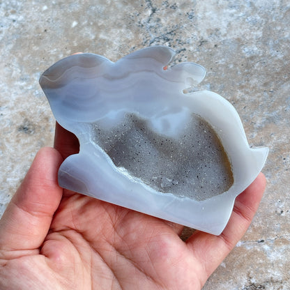 瑪瑙配軟糖晶牙 瑪瑙是玉髓礦石的一種，同為石英(Quartz)族的一員，有不同的顏色，多由半透明與不透明的條紋互相交替著，有著不同細膩的帶狀紋理和圖樣，全部都是獨一無二的圖案，非常特別，亦是我喜歡欣賞瑪瑙的其中一個原因。 瑪瑙亦是佛教七寶之一，自古以來是作辟邪，護身符之用，能量是沉厚，穩定而柔和的，對消除壓力，負面能量有幫助，從而能夠改善睡眠質素，增強記憶力。